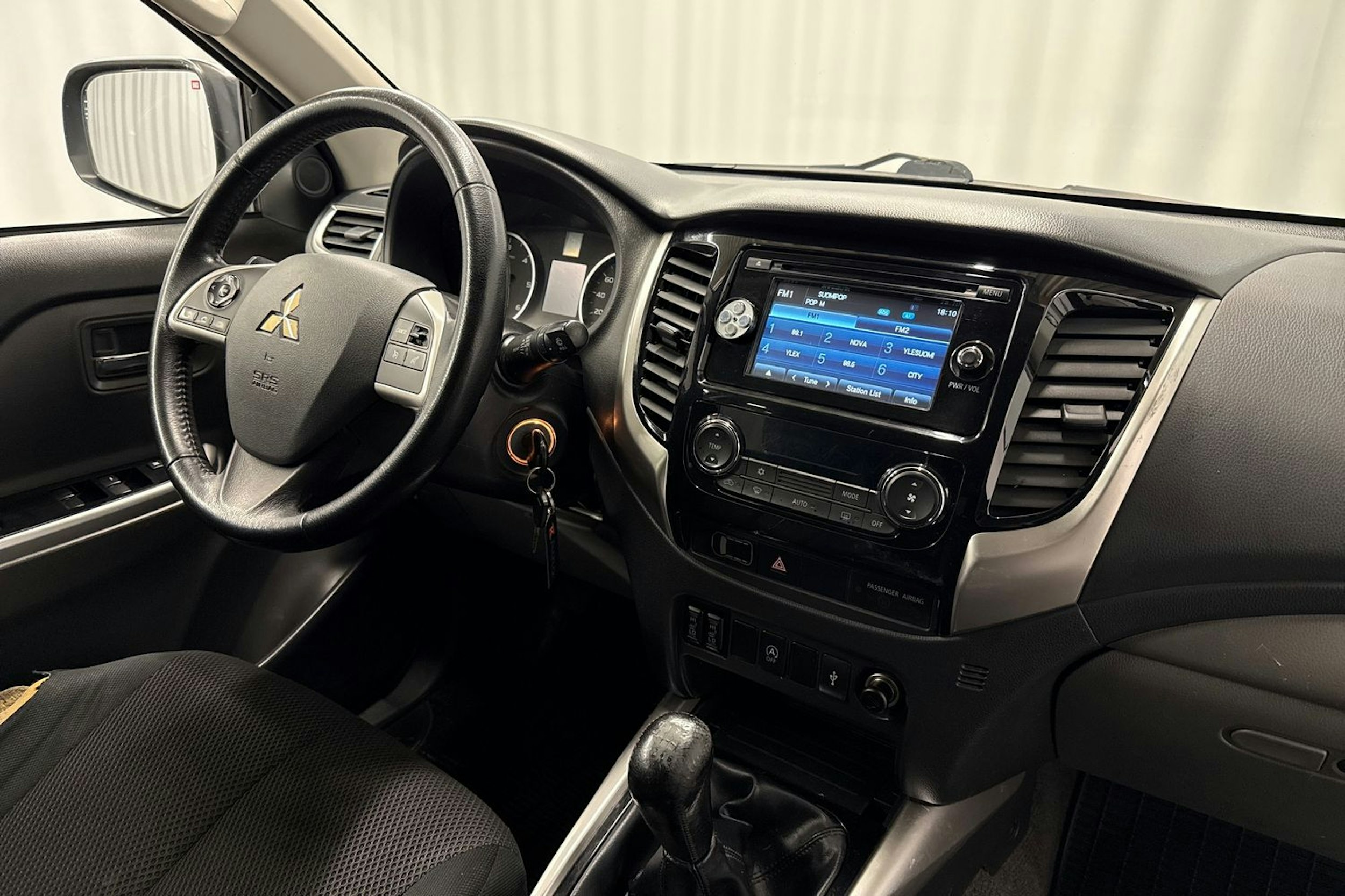 harmaa Mitsubishi L200 2016 kuva 13.