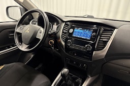 harmaa Mitsubishi L200 2016 kuva 13.