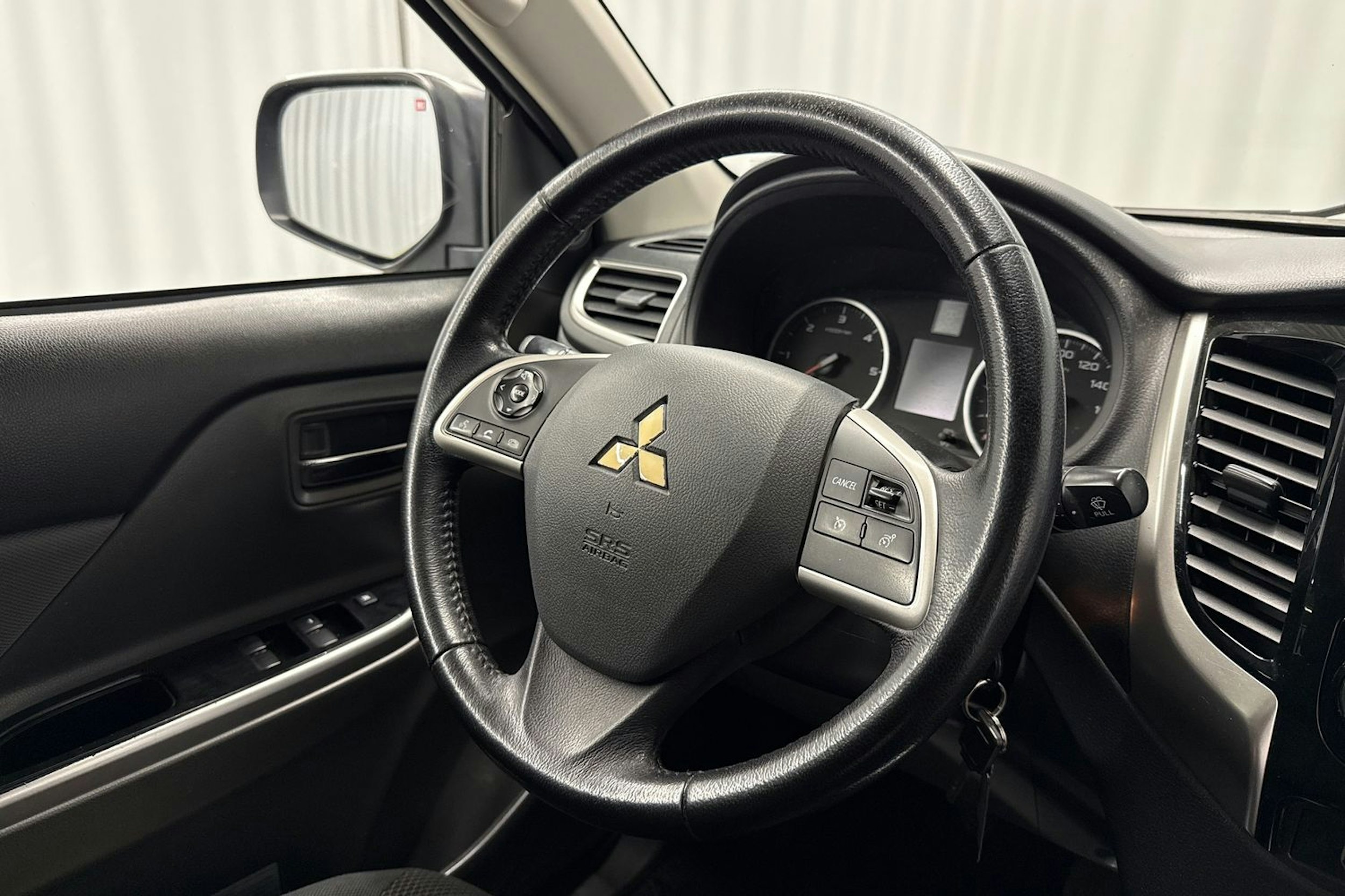 harmaa Mitsubishi L200 2016 kuva 14.