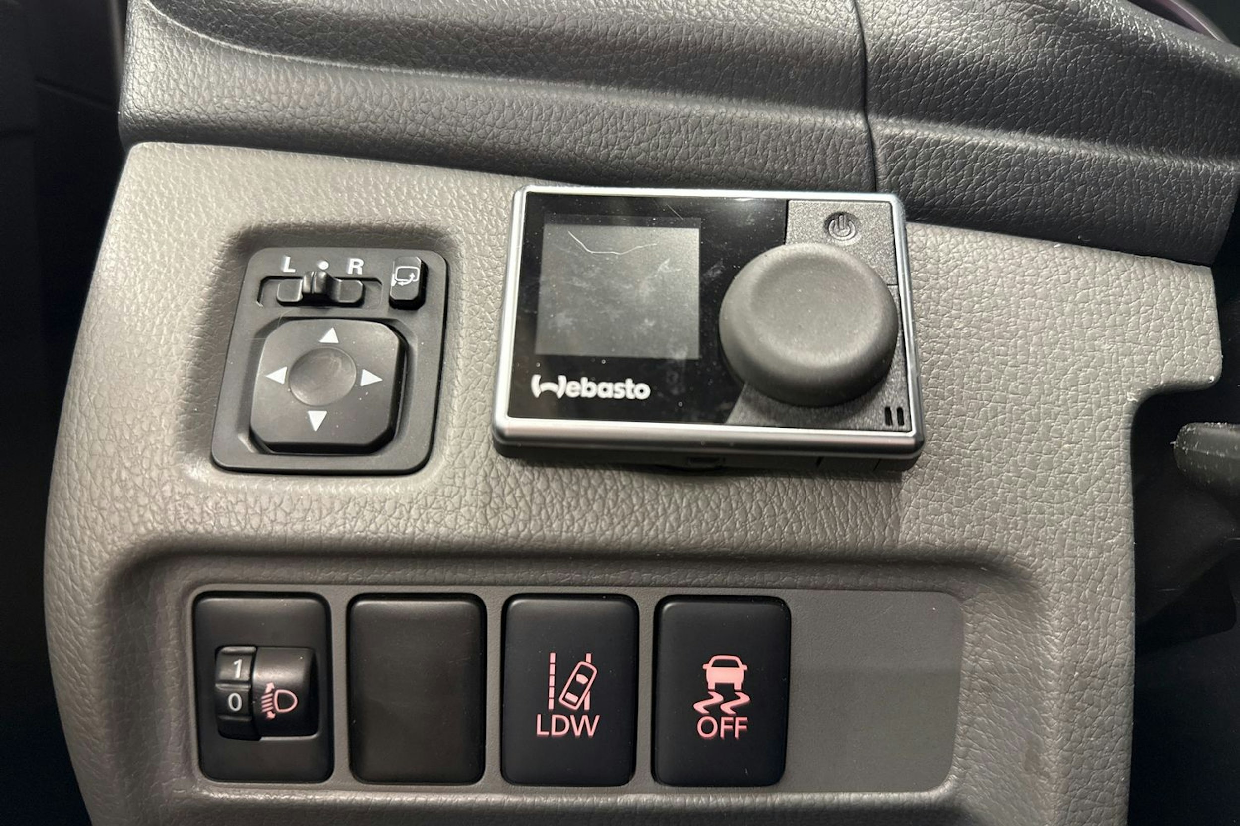 harmaa Mitsubishi L200 2016 kuva 18.