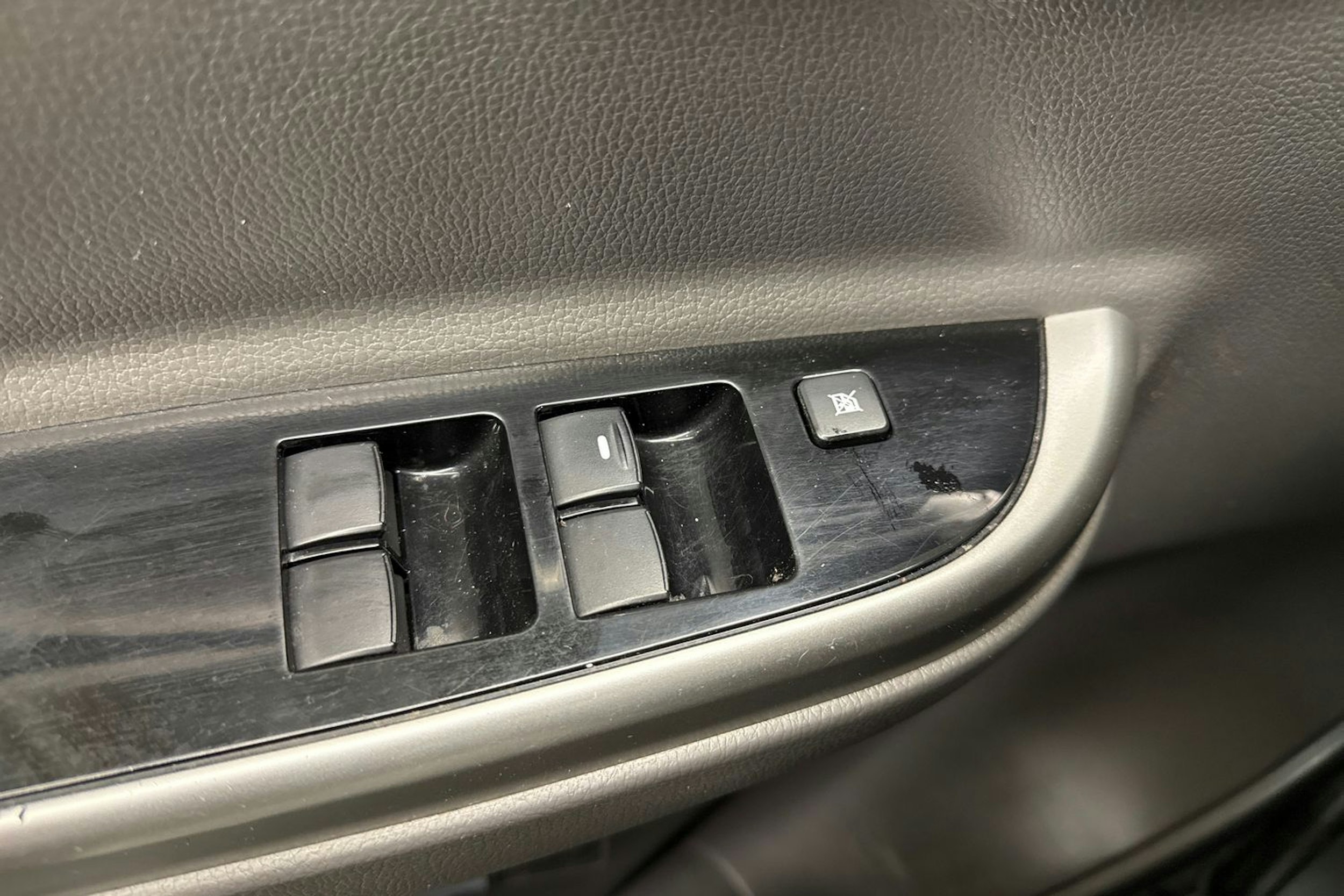 harmaa Mitsubishi L200 2016 kuva 19.