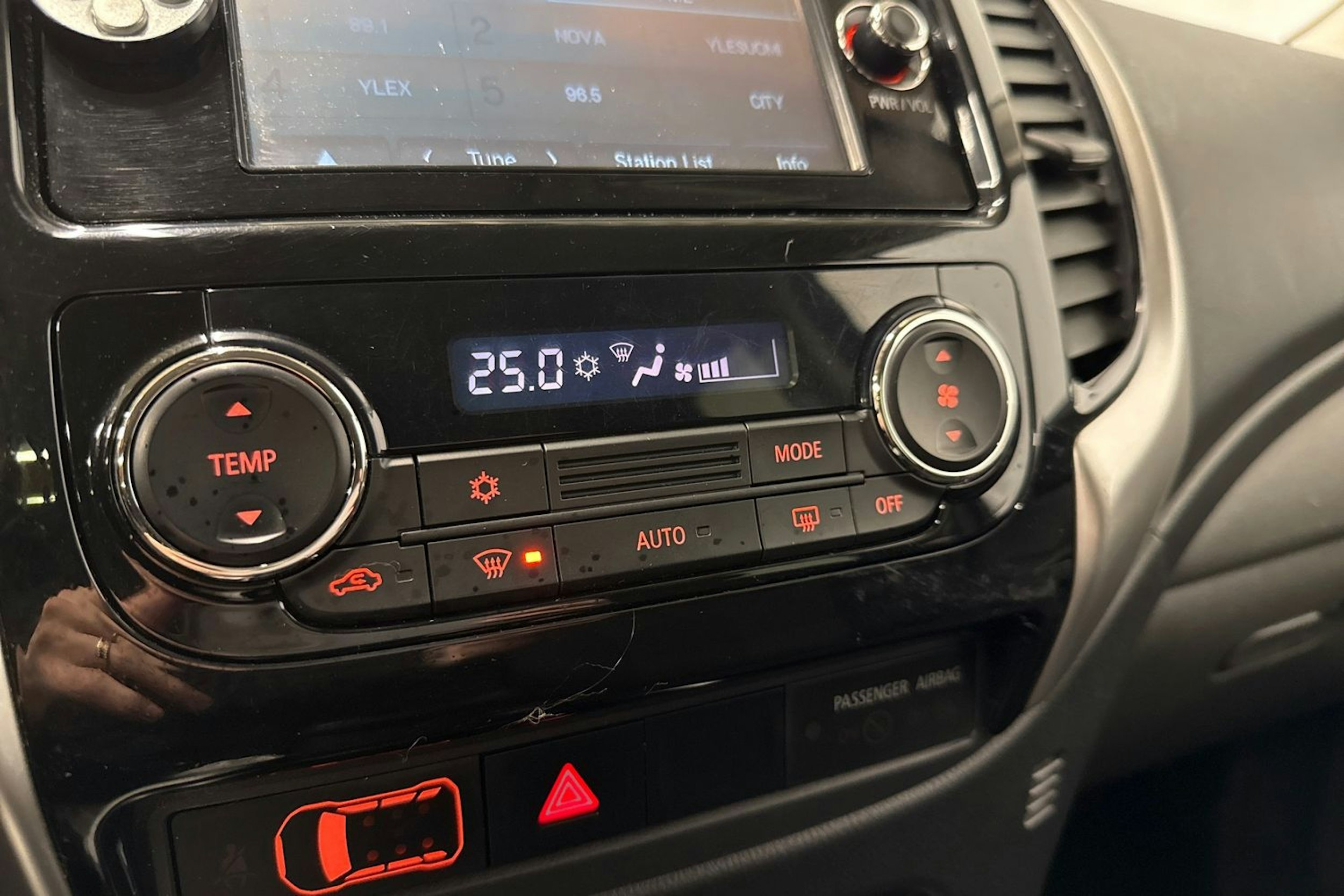 harmaa Mitsubishi L200 2016 kuva 21.