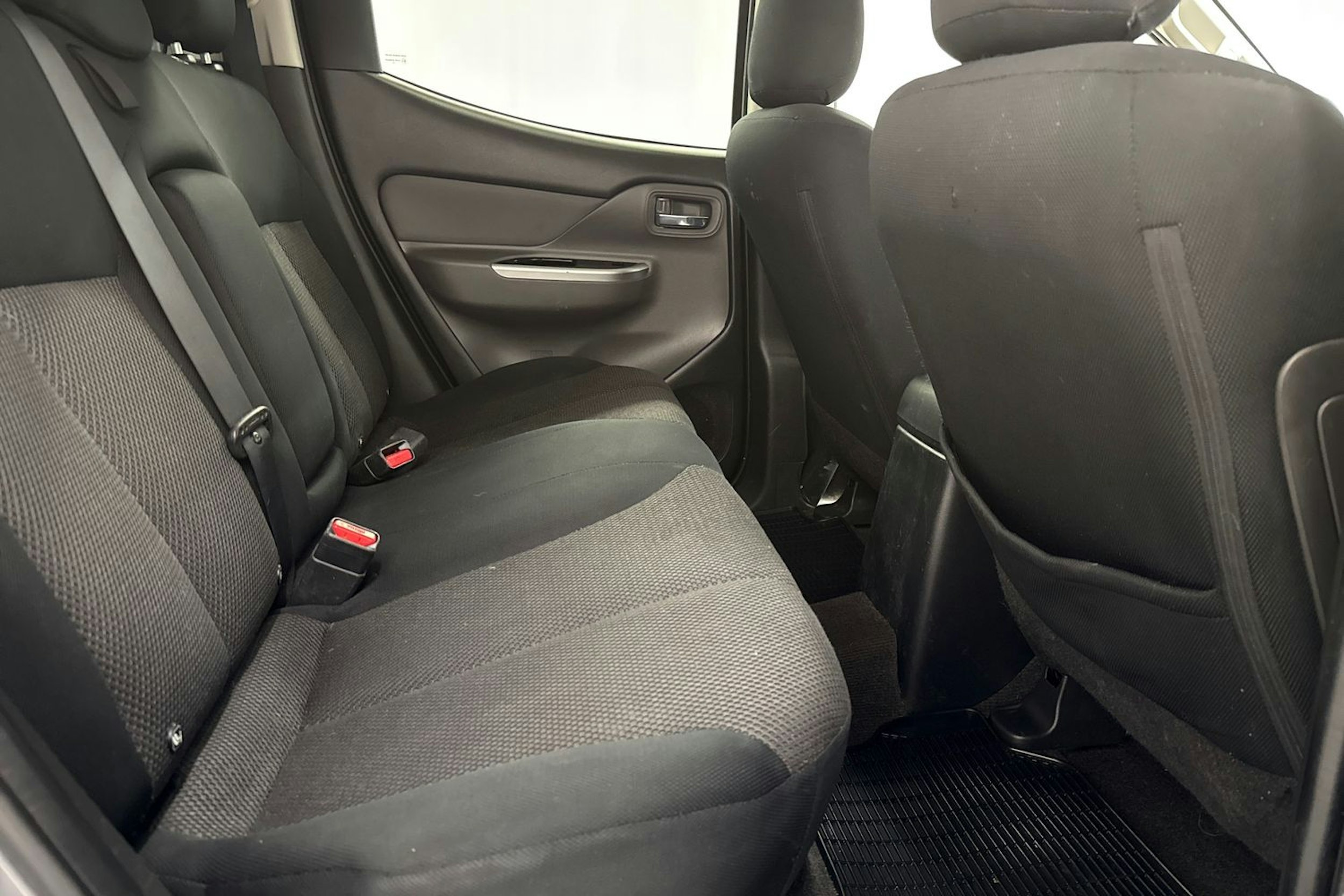 harmaa Mitsubishi L200 2016 kuva 24.