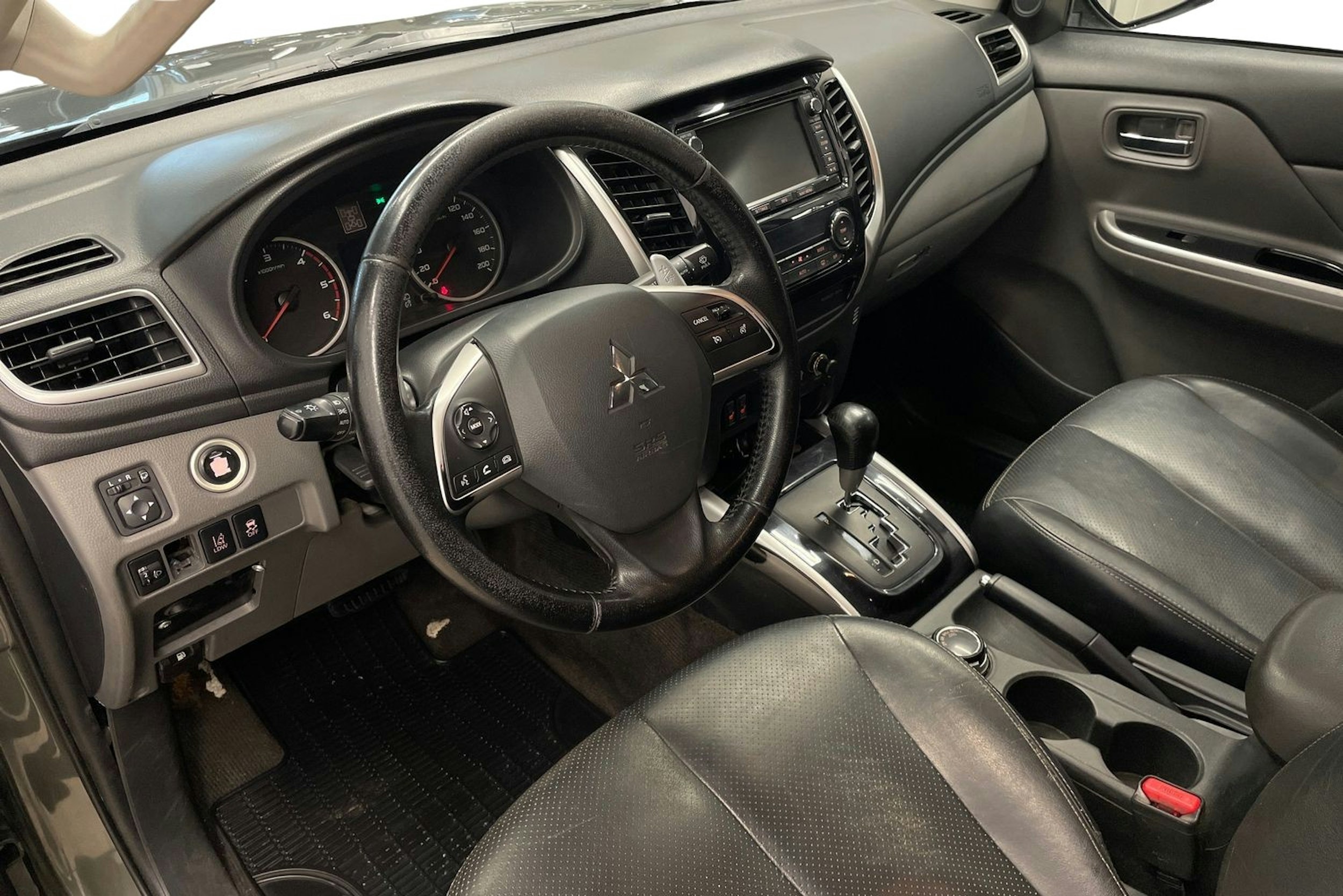 Vihreä Mitsubishi L200 2016 kuva 7.
