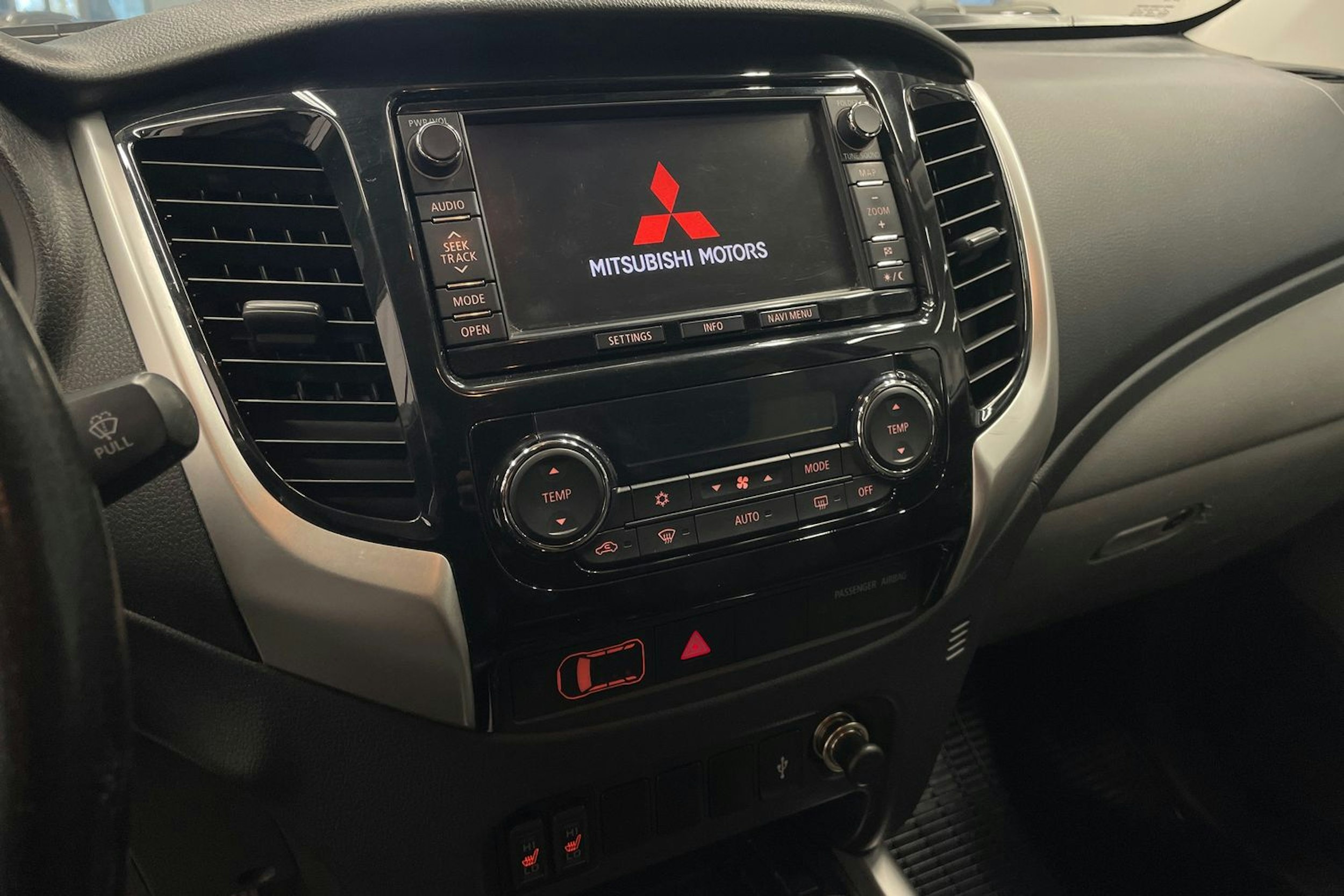 Vihreä Mitsubishi L200 2016 kuva 20.