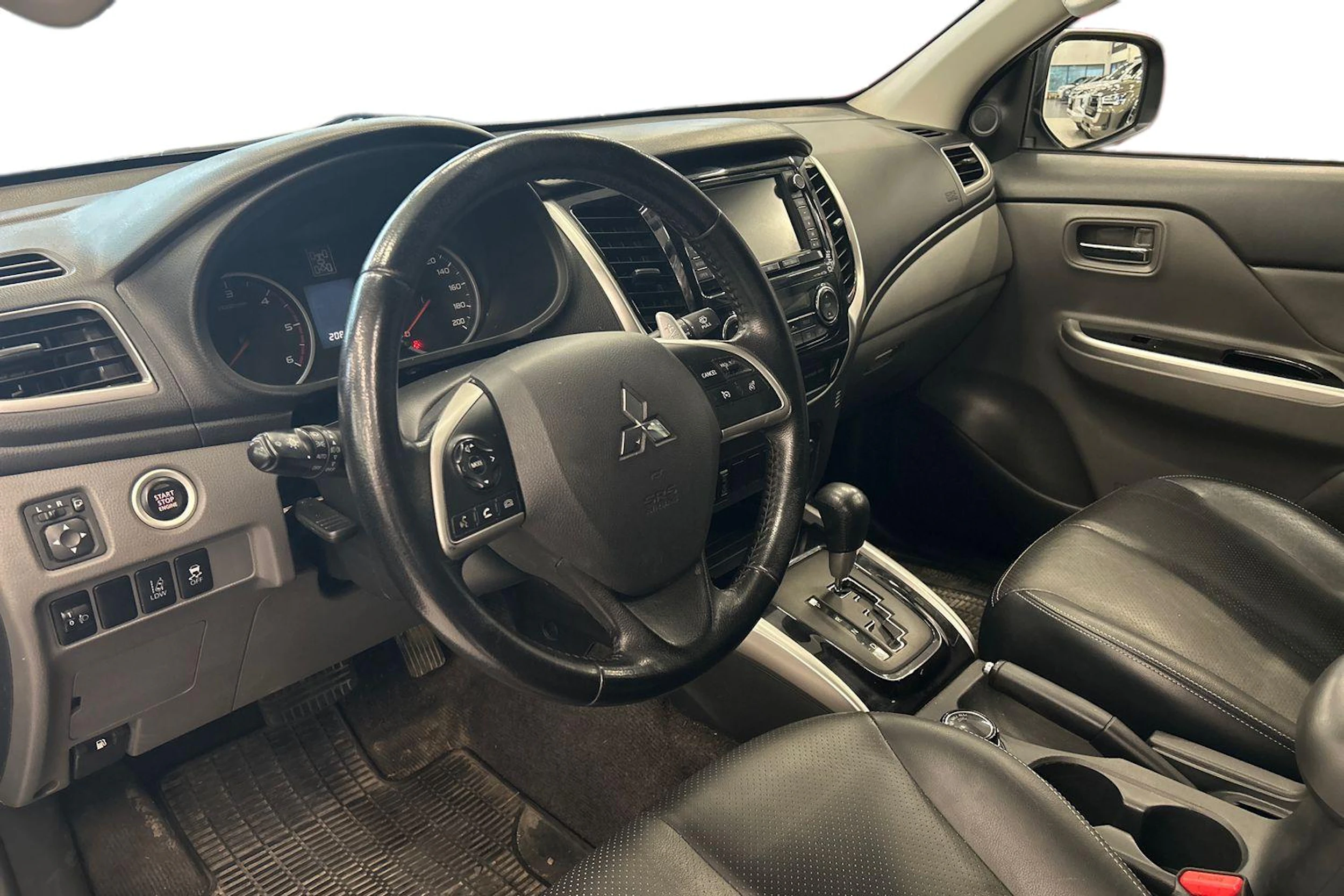 sininen Mitsubishi L200 2016 kuva 3.