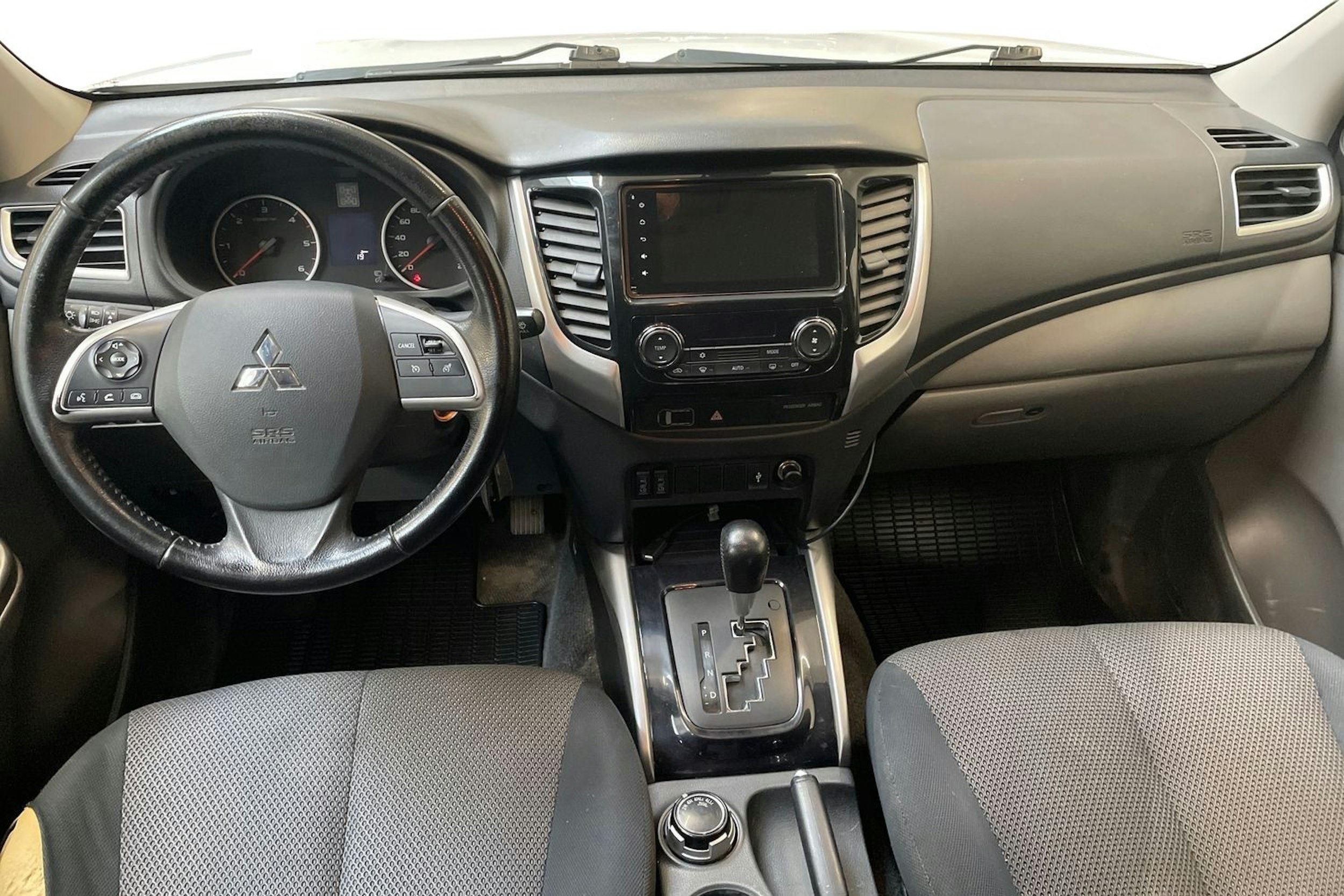 valkoinen Mitsubishi L200 2017 kuva 9.