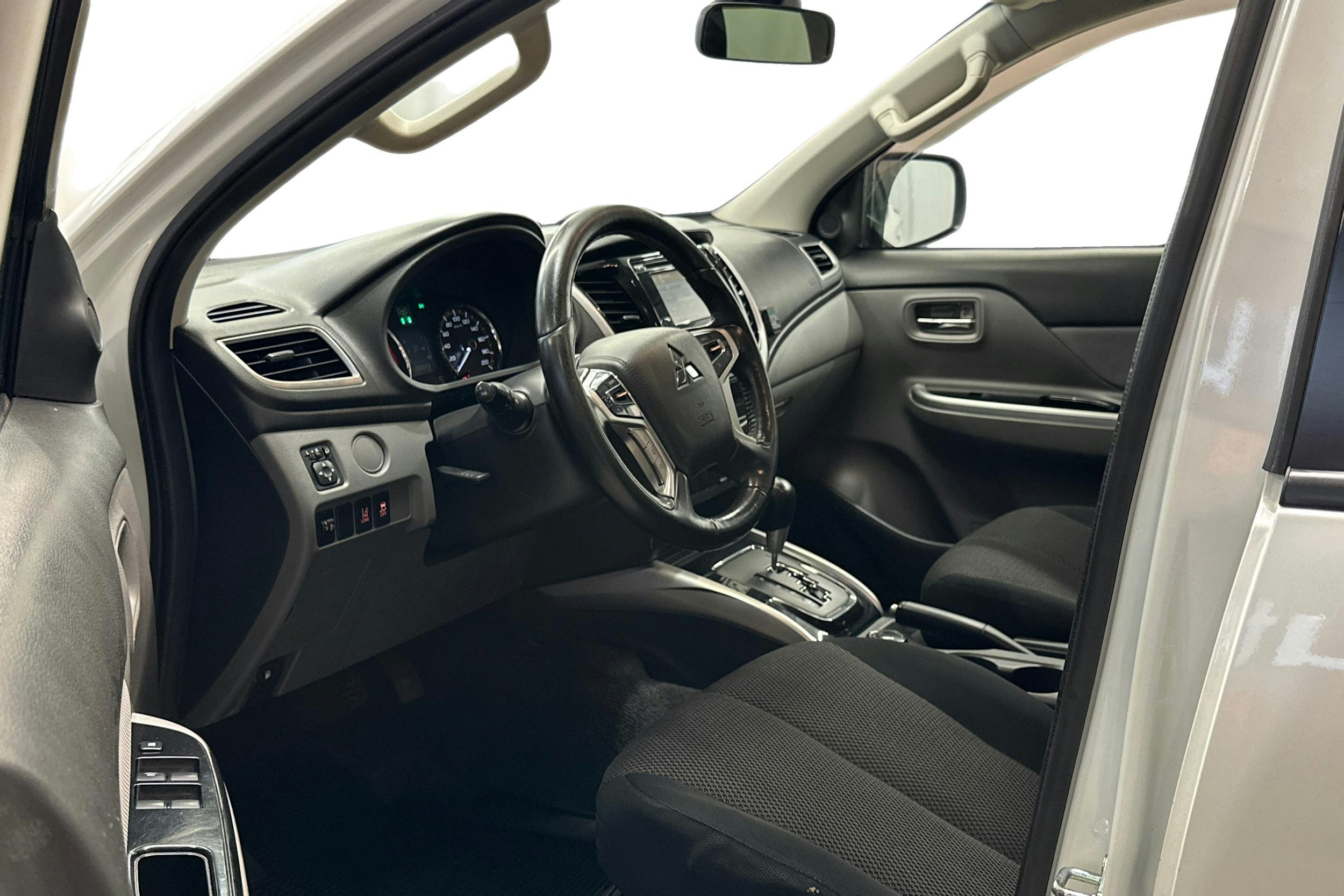 valkoinen Mitsubishi L200 2017 kuva 6.