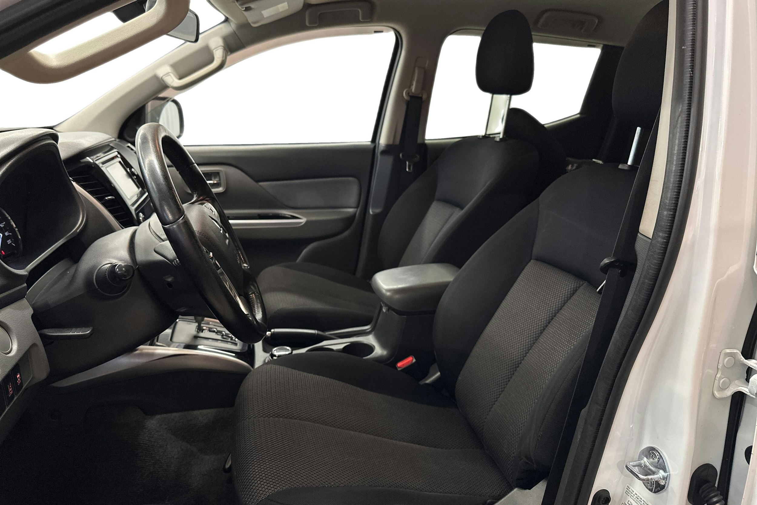valkoinen Mitsubishi L200 2017 kuva 8.