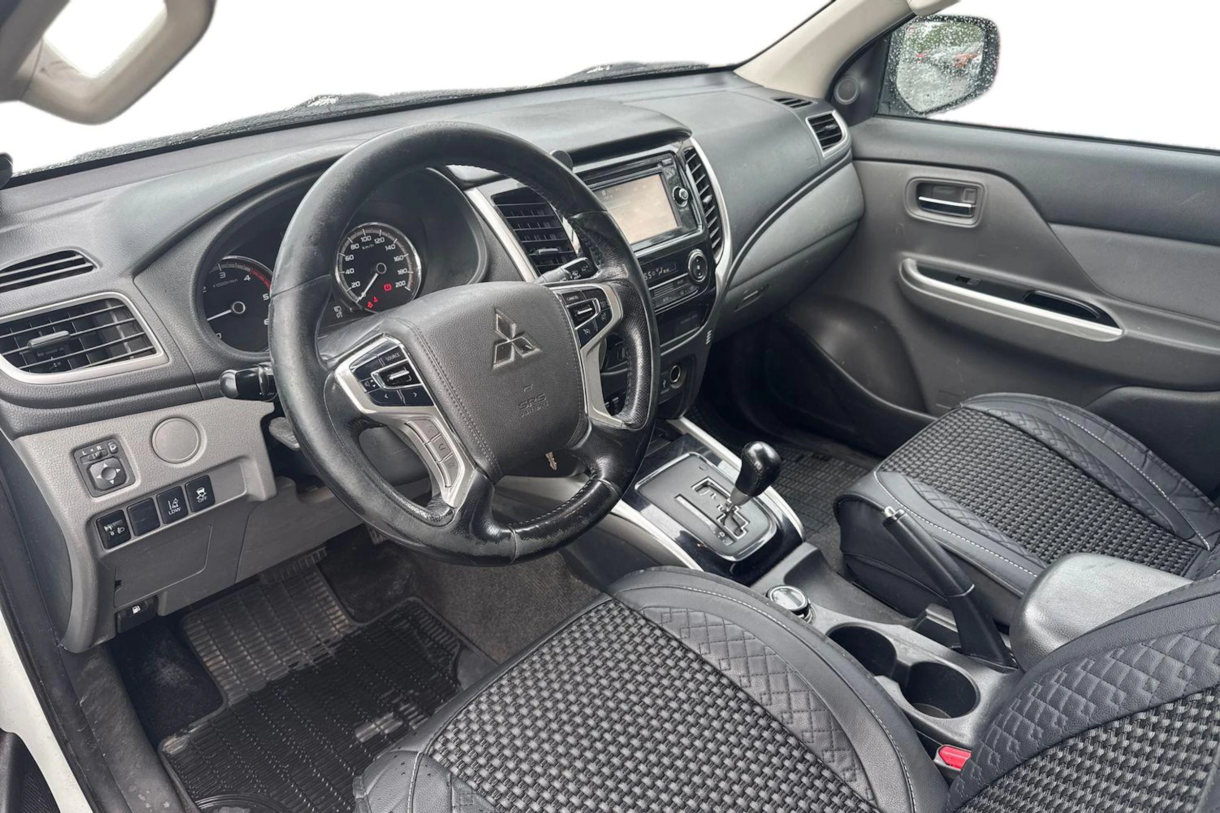 valkoinen Mitsubishi L200 2017 kuva 3.