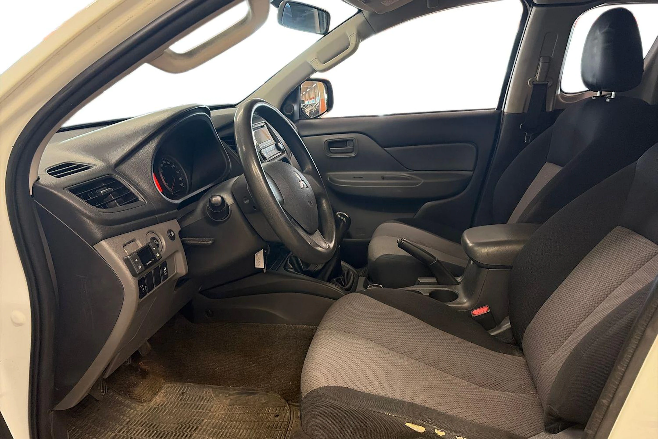 valkoinen Mitsubishi L200 2017 kuva 3.