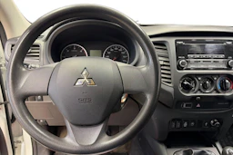 valkoinen Mitsubishi L200 2016 kuva 9.