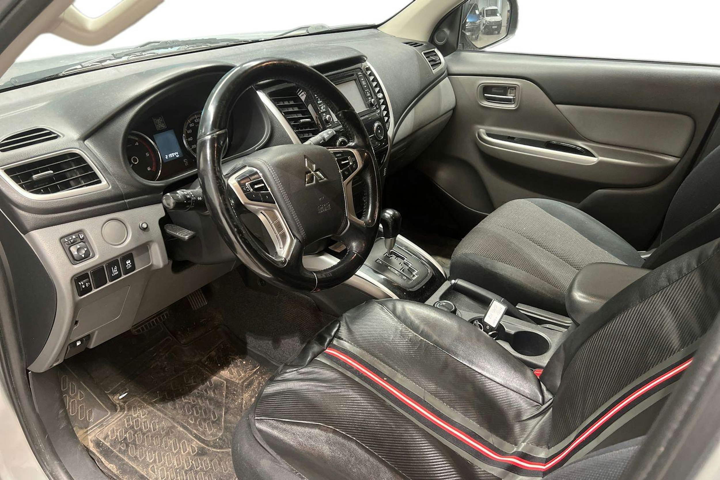 harmaa Mitsubishi L200 2019 kuva 3.