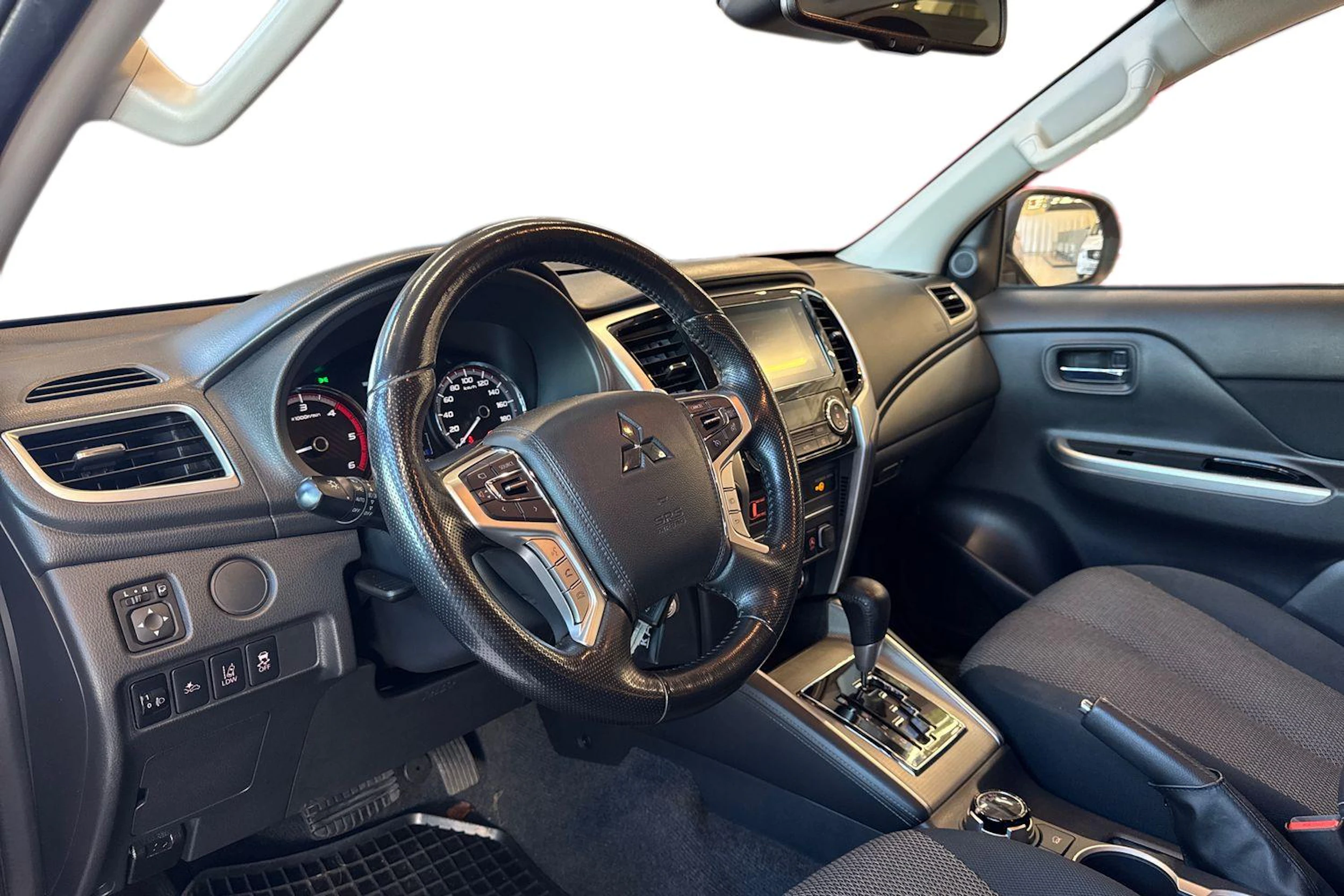 oranssi Mitsubishi L200 2019 kuva 3.