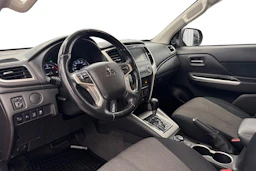 oranssi Mitsubishi L200 2020 kuva 6.