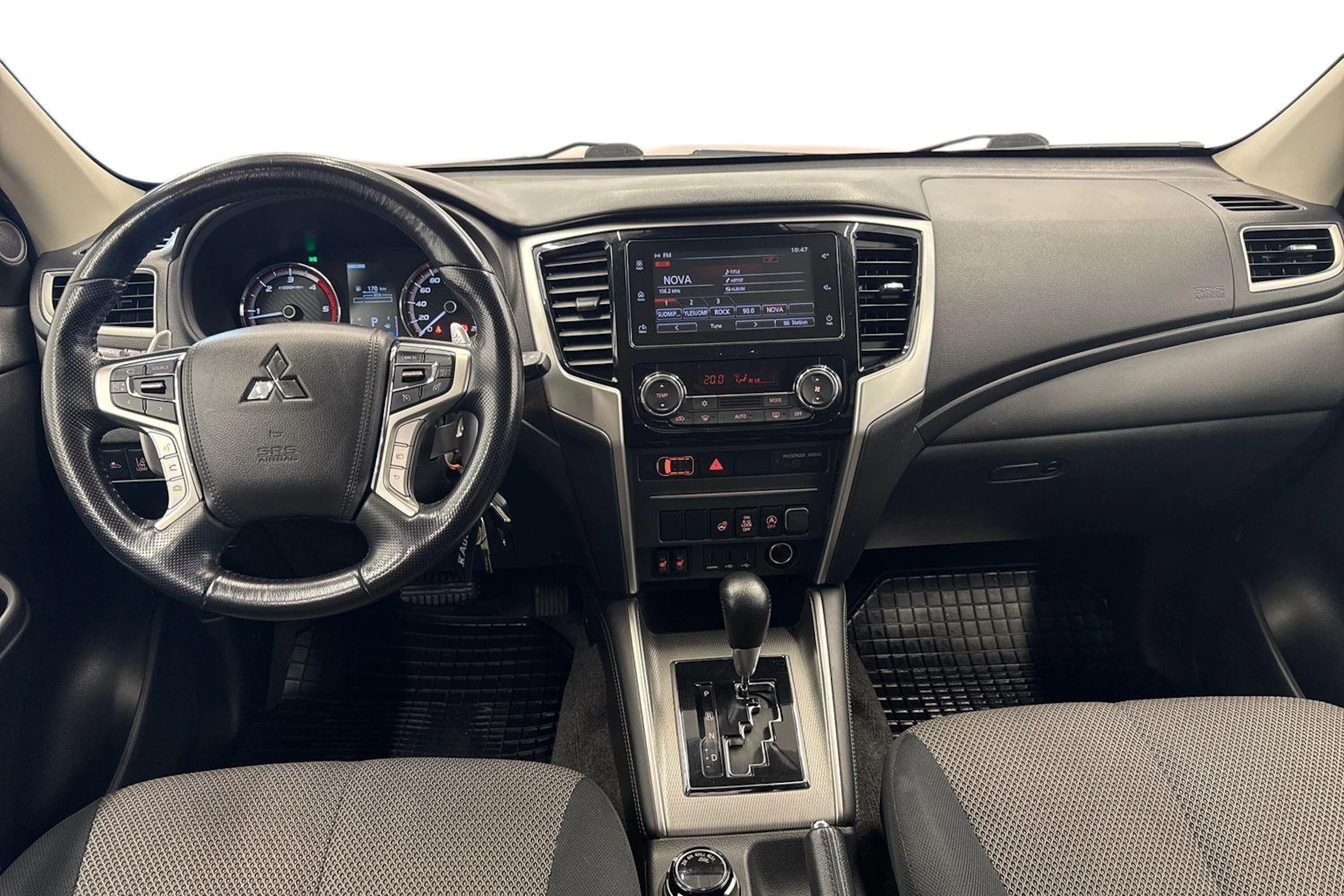 oranssi Mitsubishi L200 2020 kuva 7.