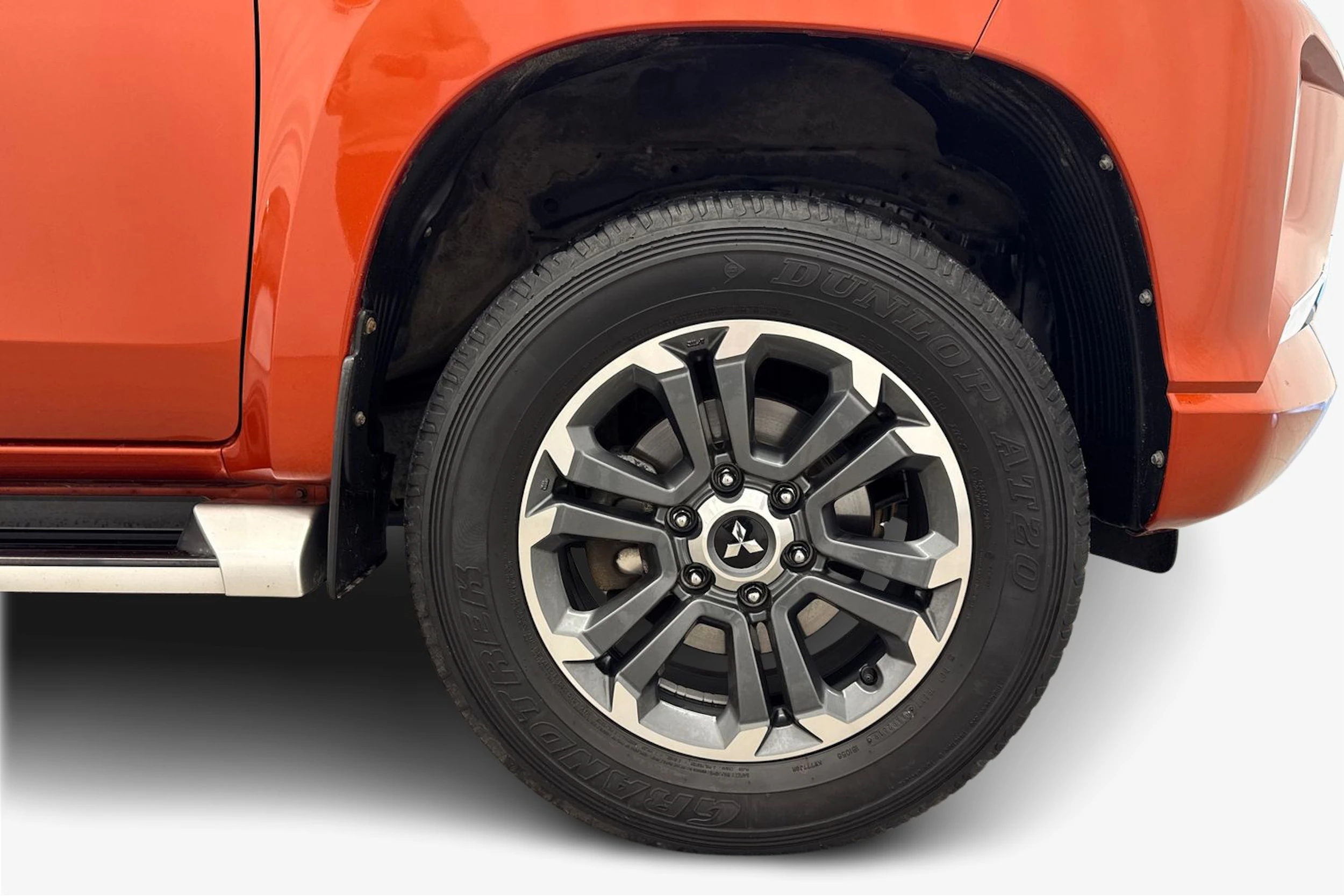 oranssi Mitsubishi L200 2020 kuva 9.