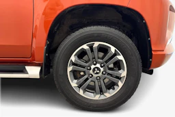 oranssi Mitsubishi L200 2020 kuva 9.