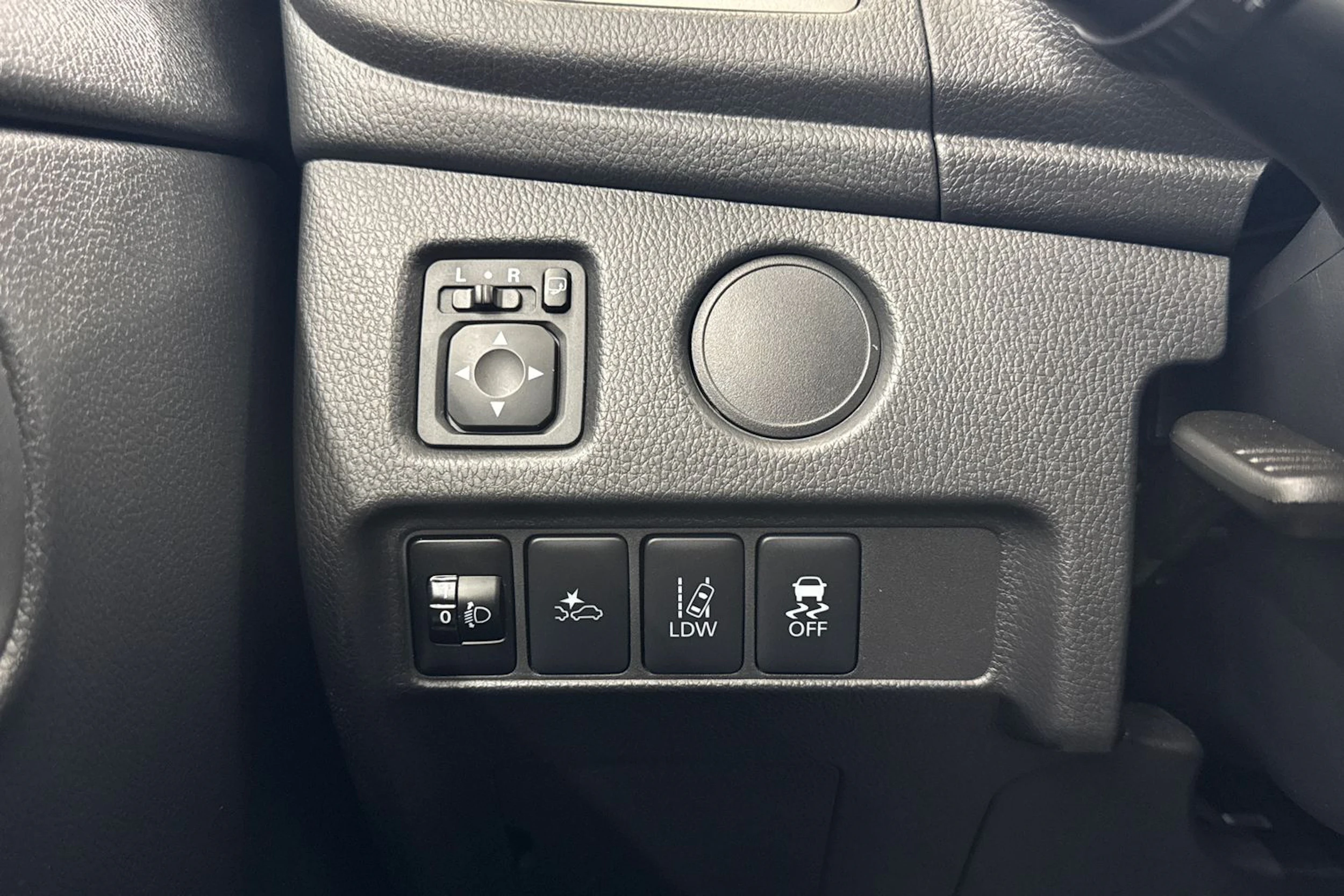 oranssi Mitsubishi L200 2020 kuva 17.