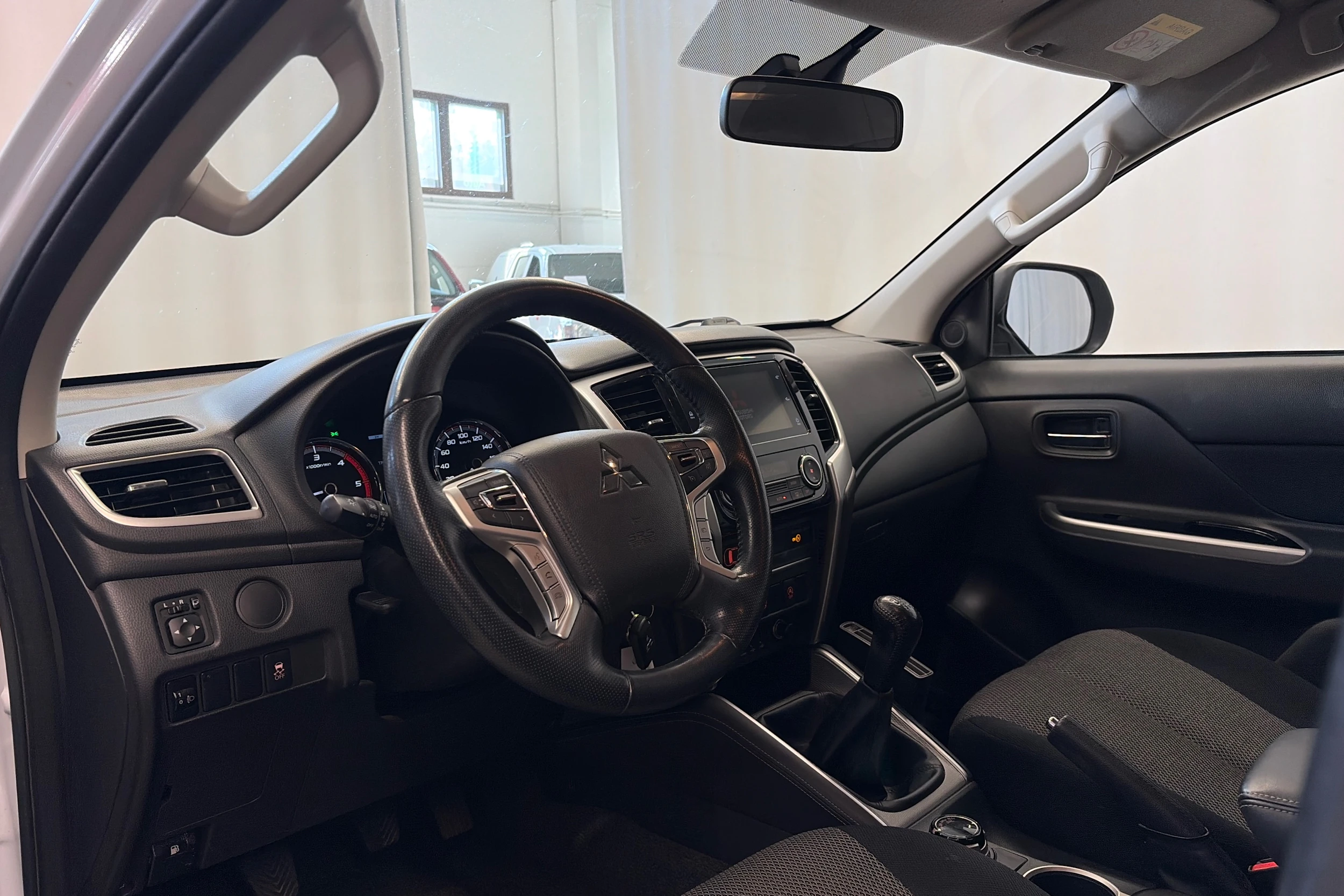Valkoinen Mitsubishi L200 2021 kuva 11.