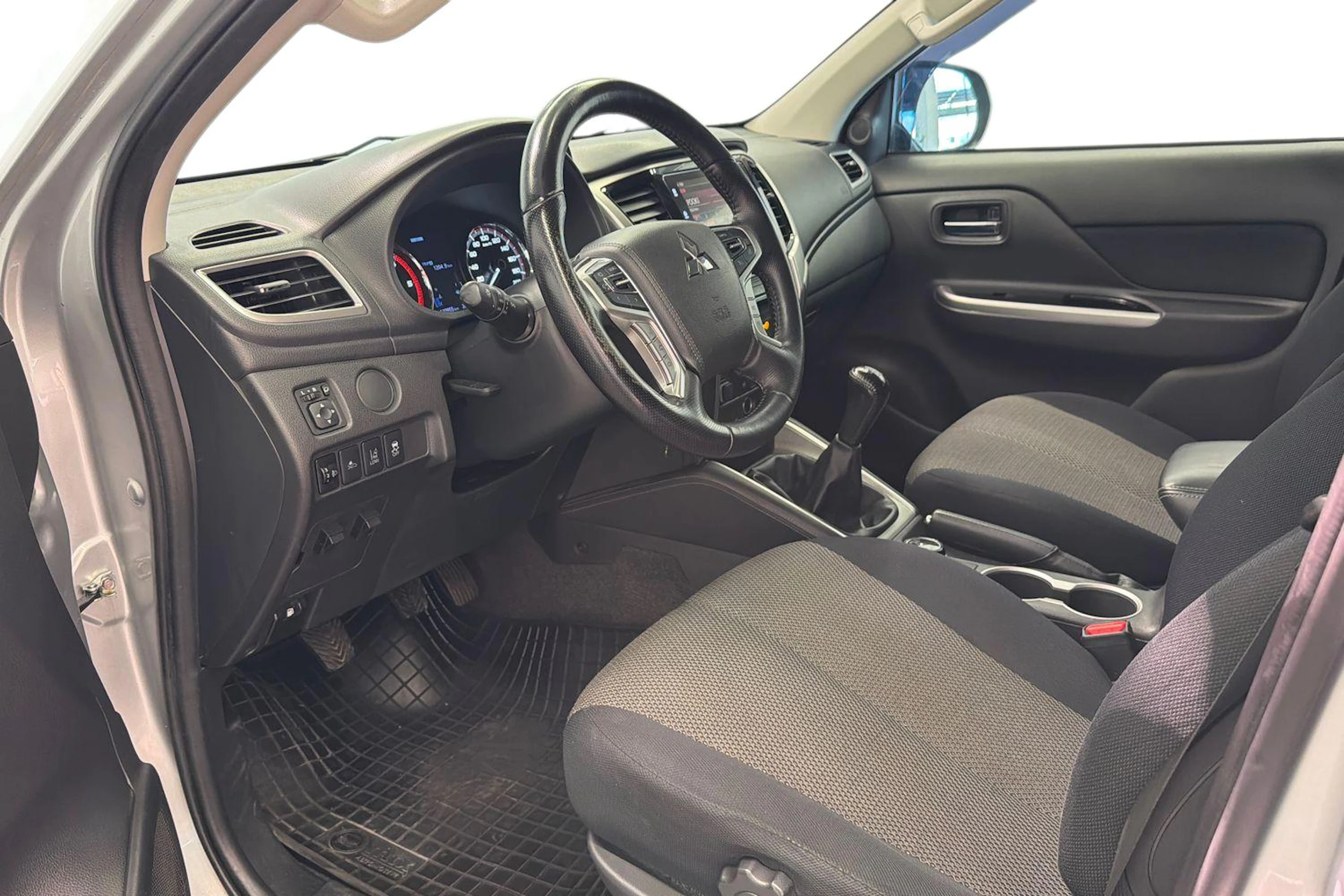 harmaa Mitsubishi L200 2021 kuva 8.