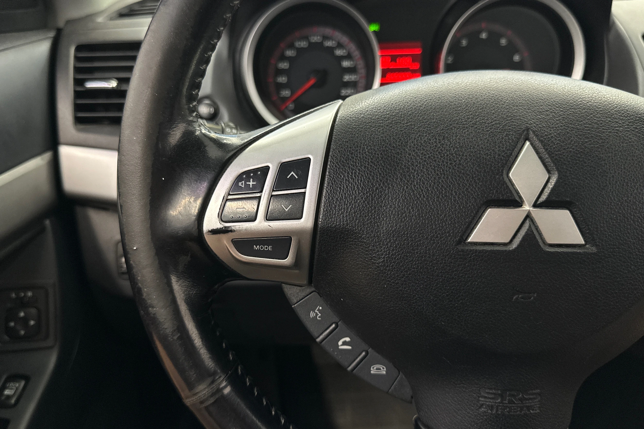 punainen Mitsubishi Lancer 2008 kuva 13.