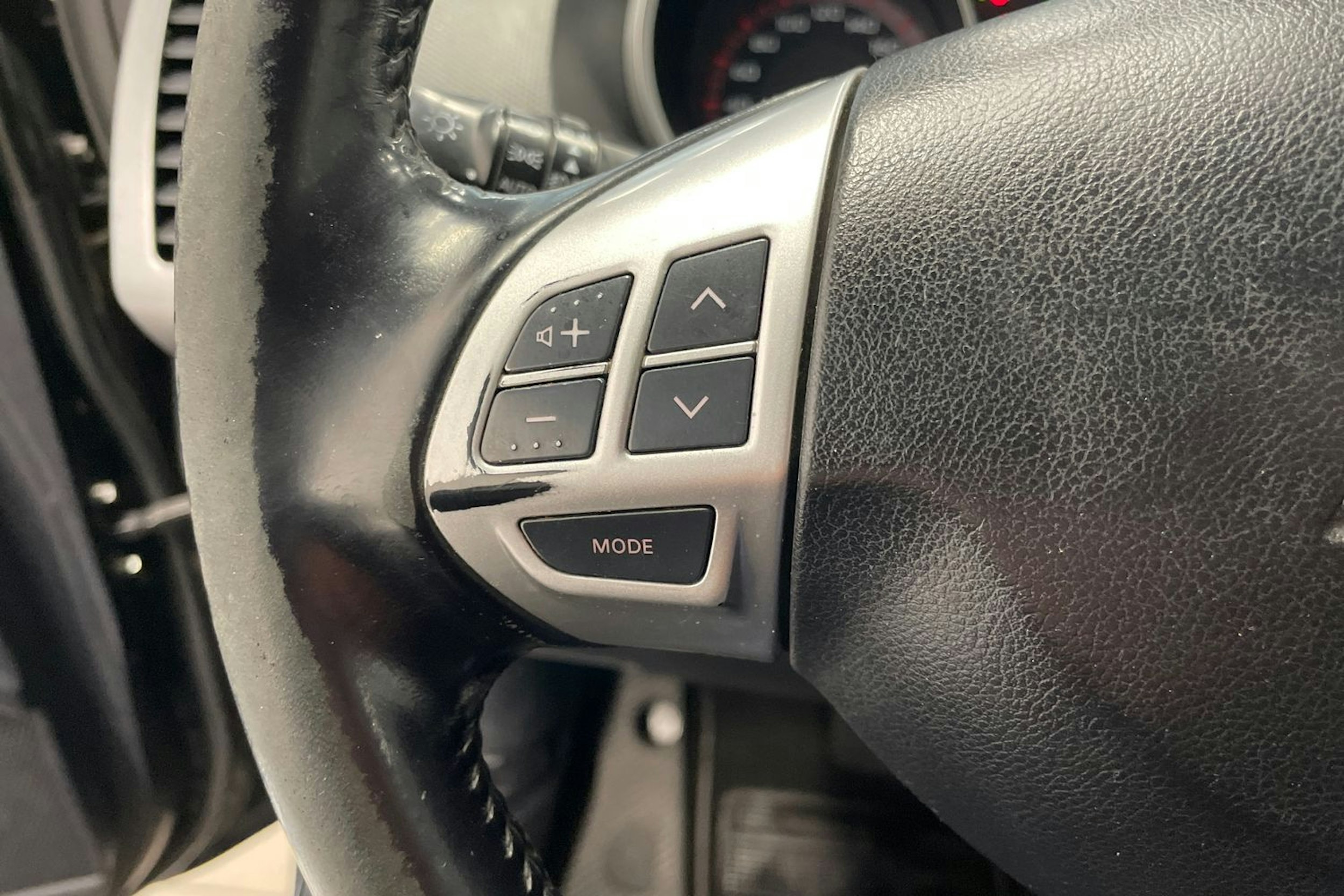 Musta Mitsubishi Outlander 2009 kuva 16.