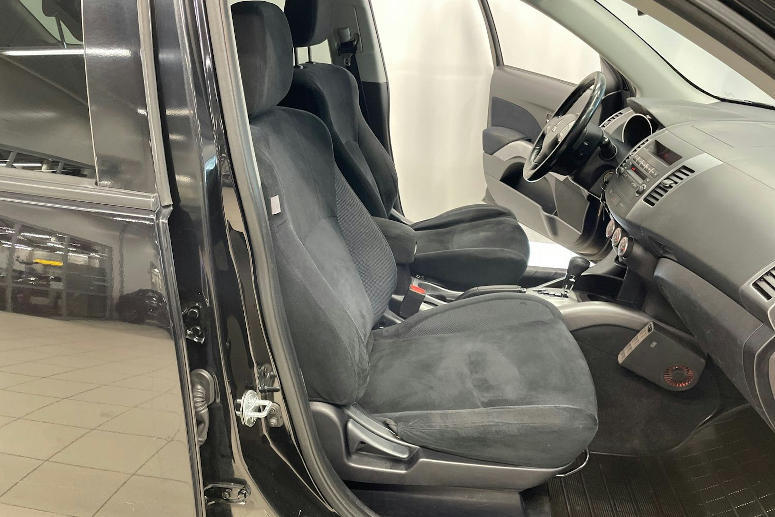 Musta Mitsubishi Outlander 2009 kuva 23.