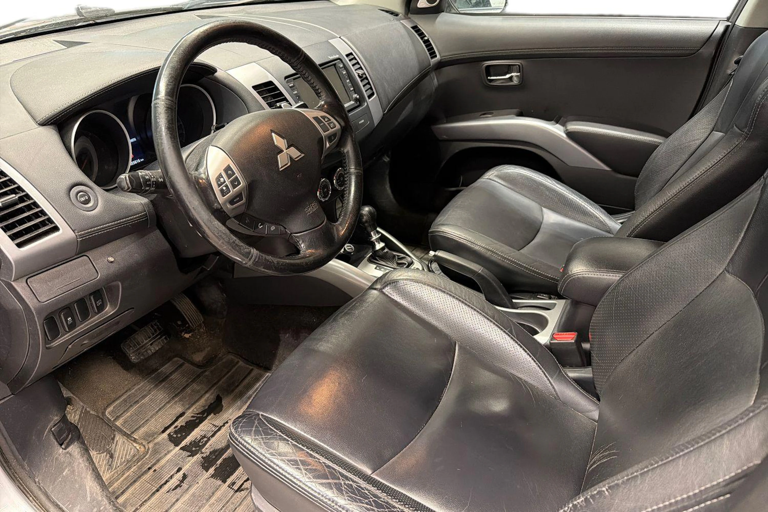 Harmaa Mitsubishi Outlander 2011 kuva 8.