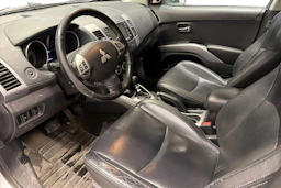 Harmaa Mitsubishi Outlander 2011 kuva 8.