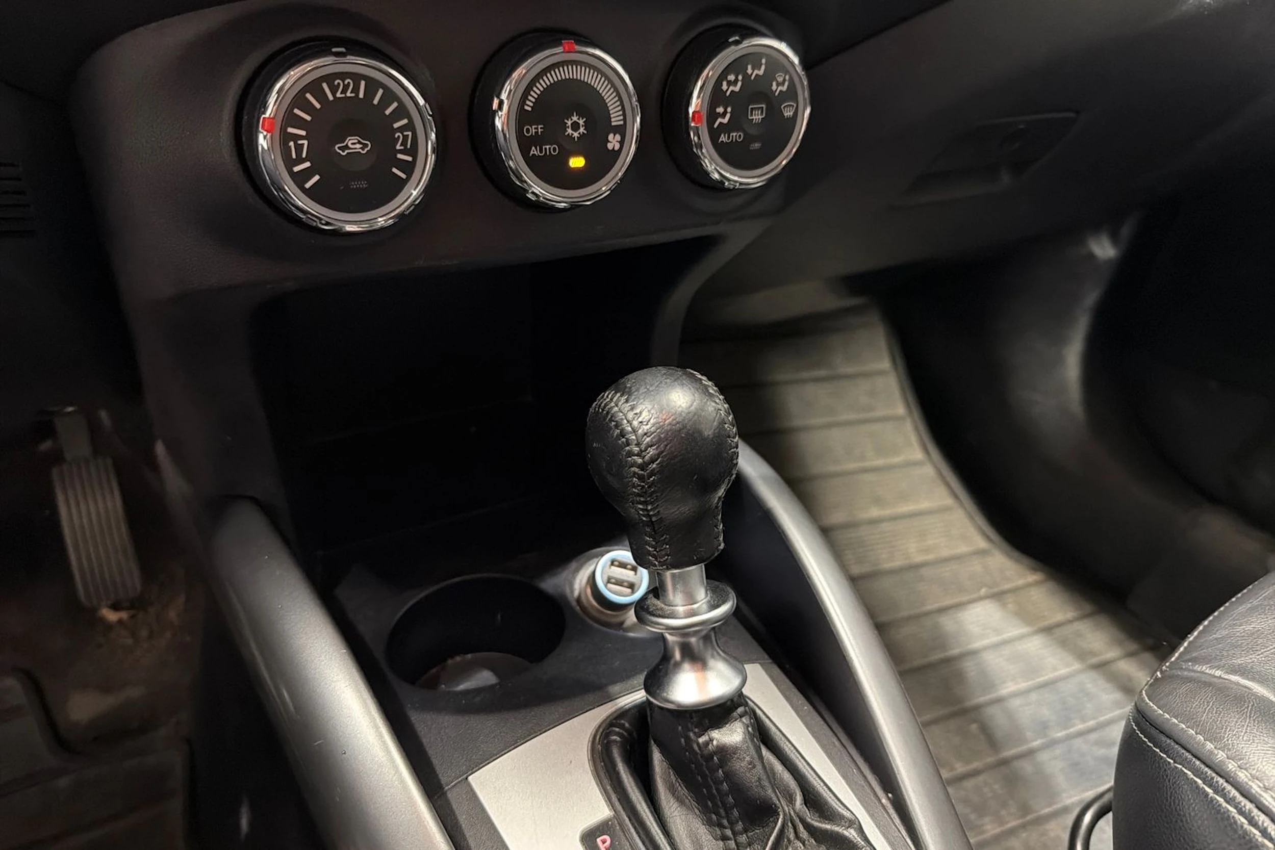 Harmaa Mitsubishi Outlander 2011 kuva 18.