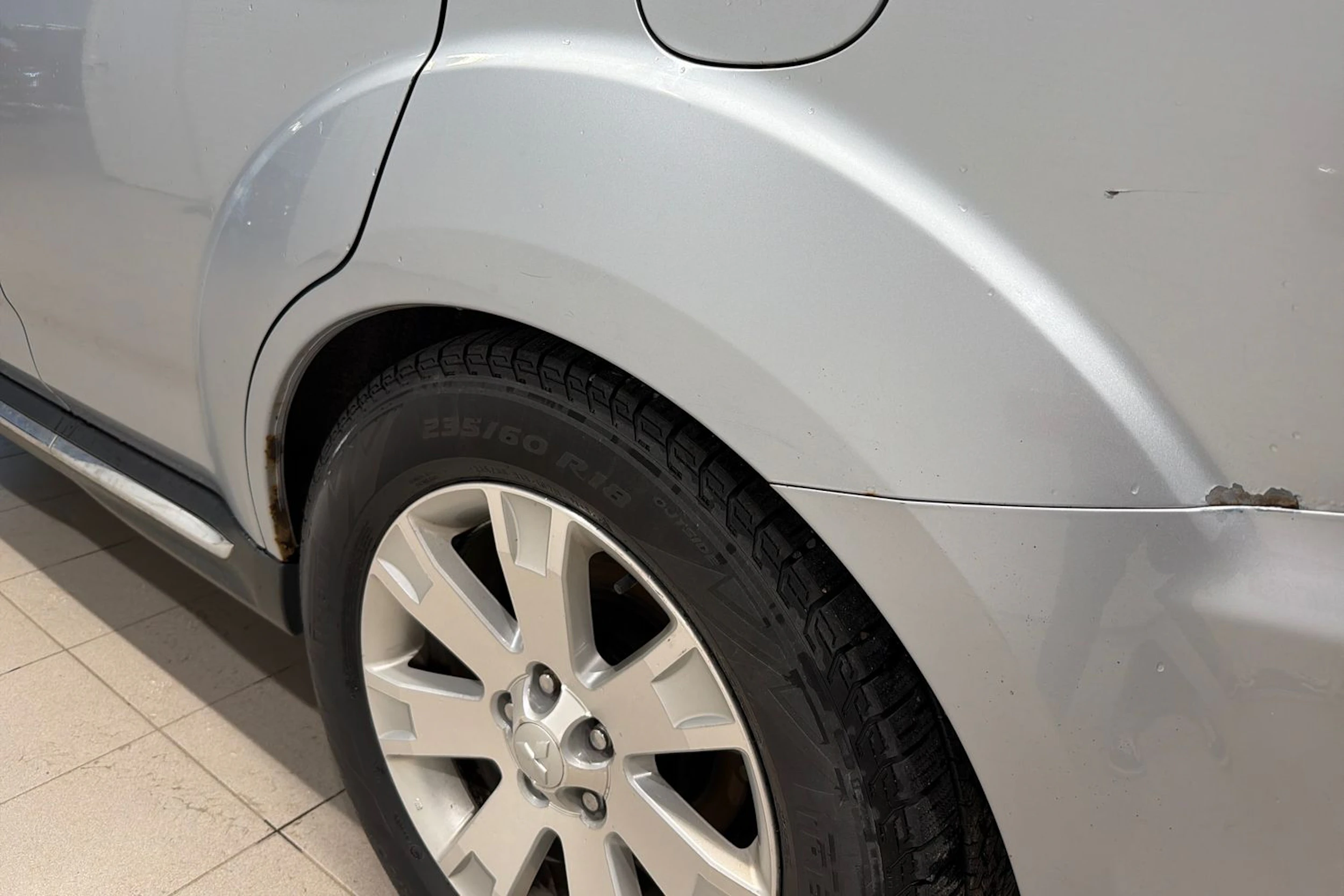 Harmaa Mitsubishi Outlander 2011 kuva 29.