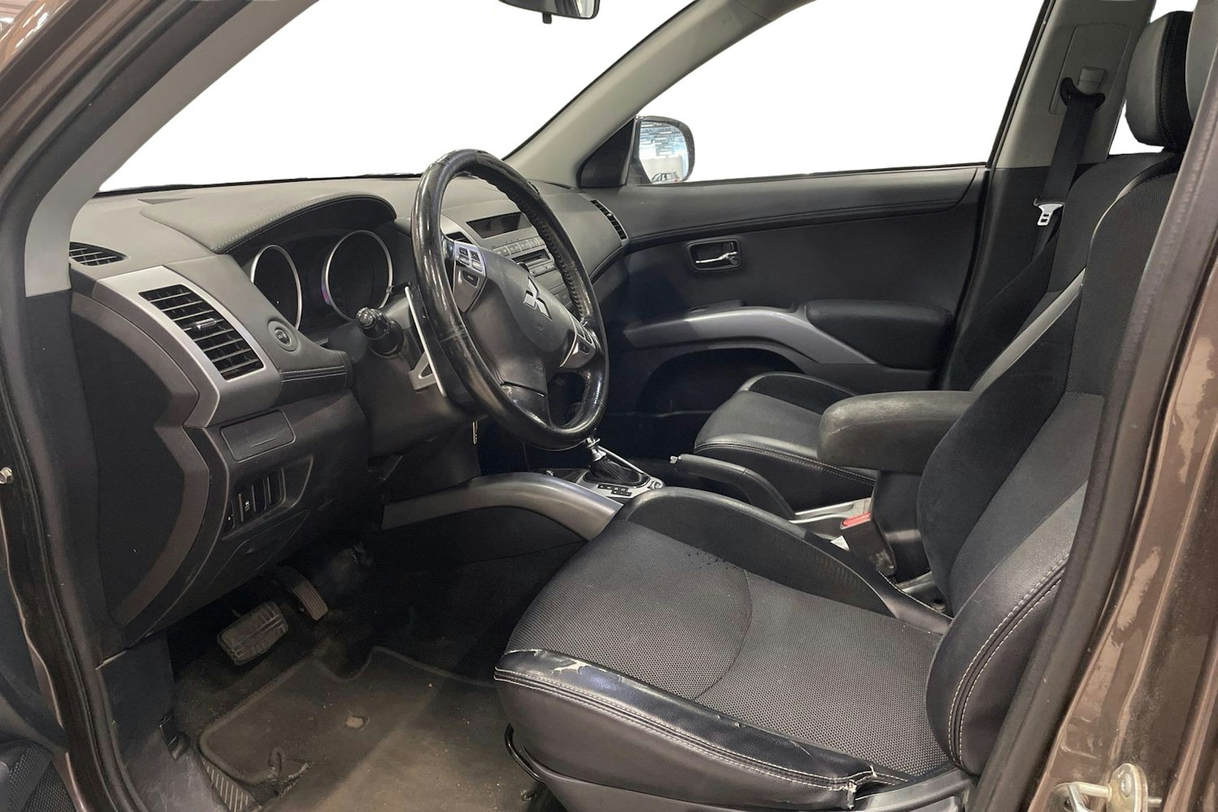 Ruskea (beige) Mitsubishi Outlander 2012 kuva 3.