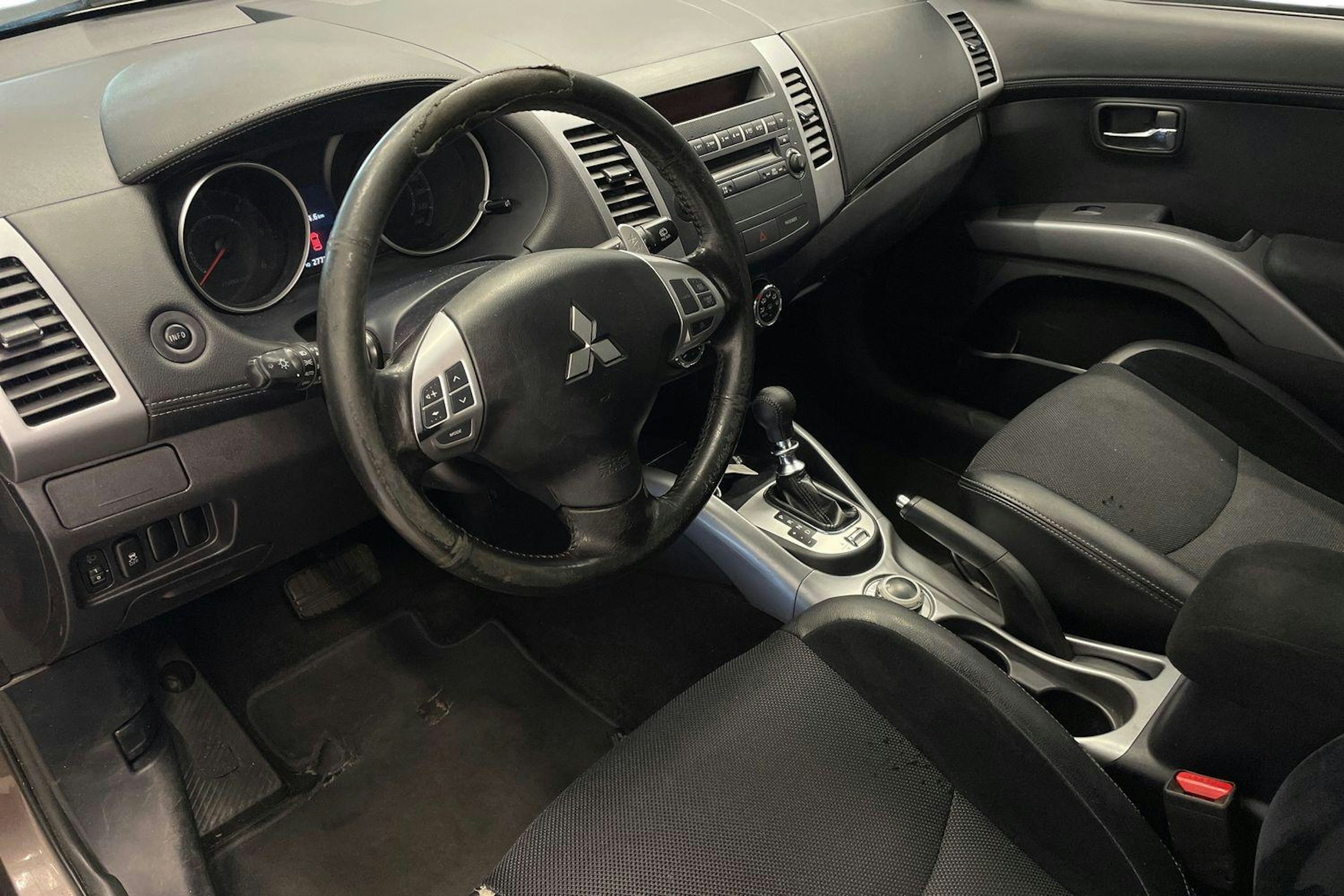 Ruskea (beige) Mitsubishi Outlander 2012 kuva 7.