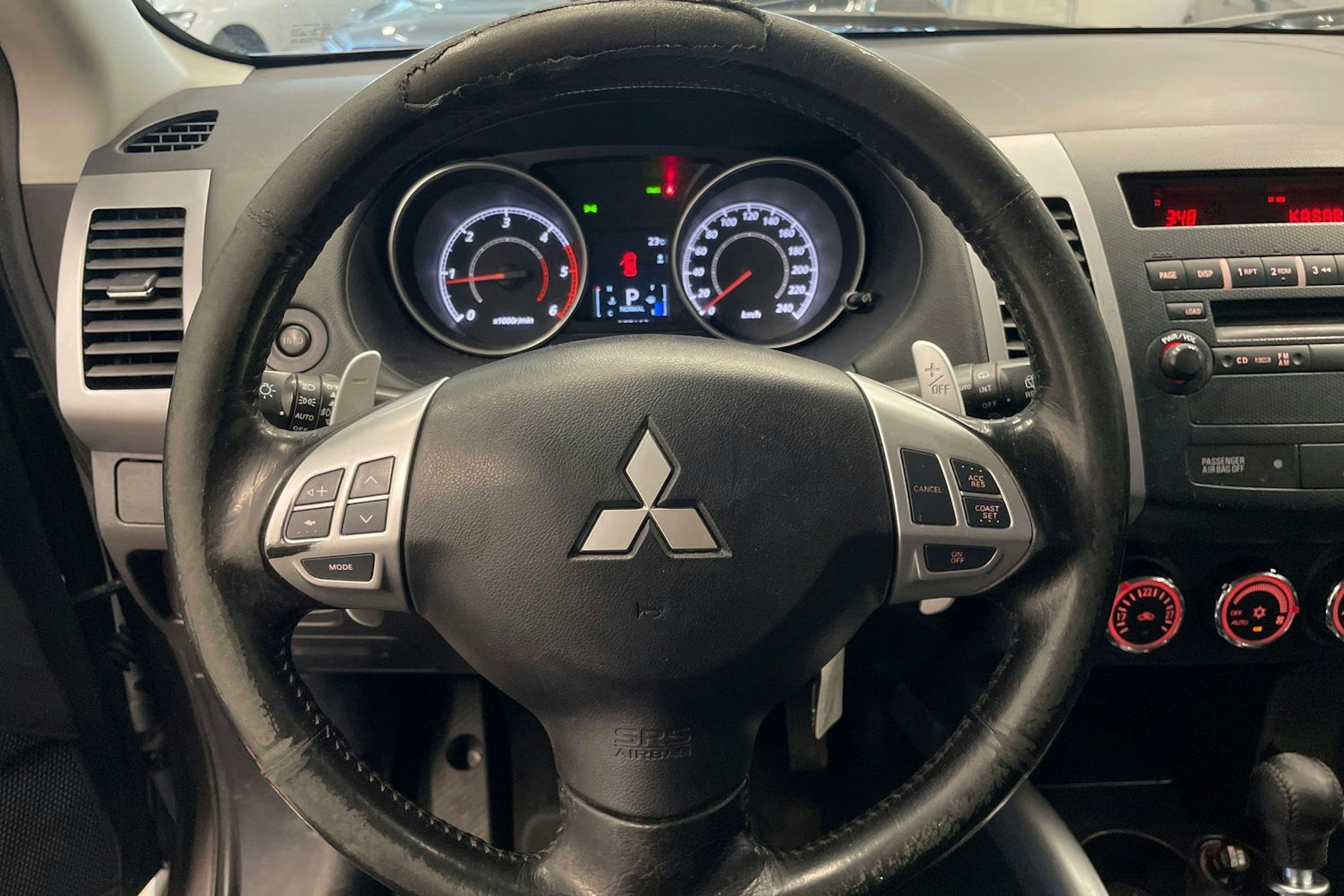Ruskea (beige) Mitsubishi Outlander 2012 kuva 15.