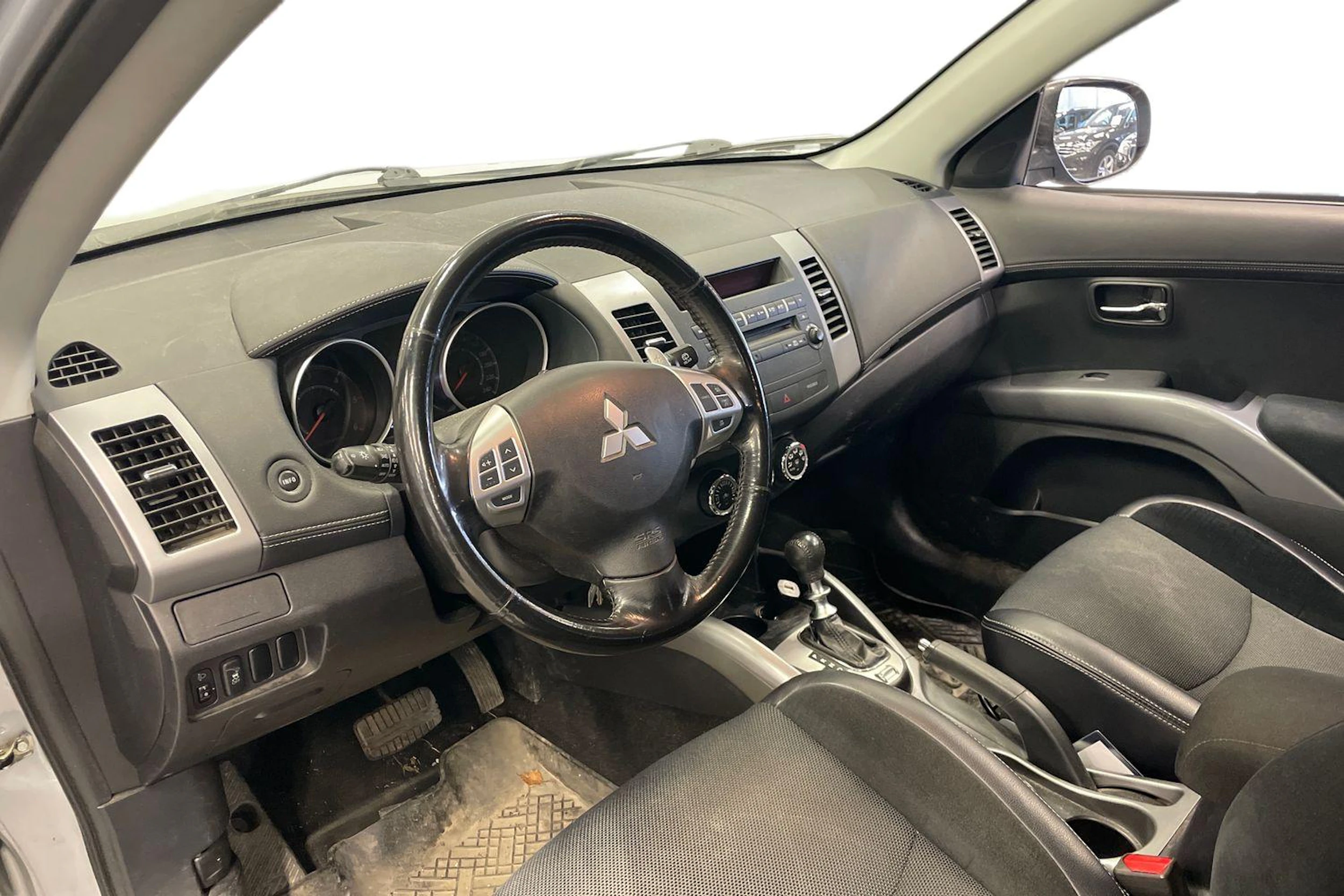 Harmaa Mitsubishi Outlander 2012 kuva 3.