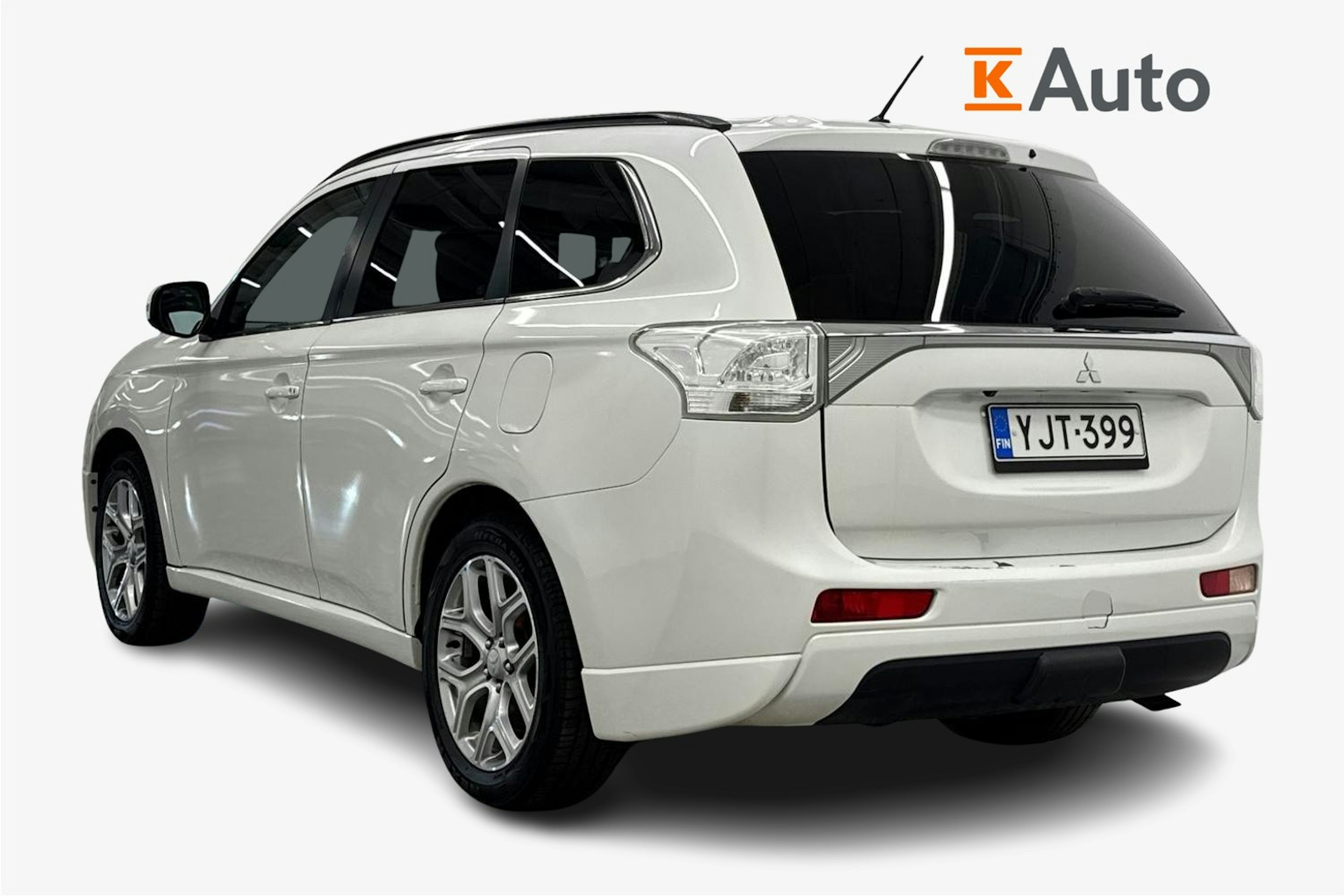 valkoinen Mitsubishi Outlander PHEV 2014 kuva 2.
