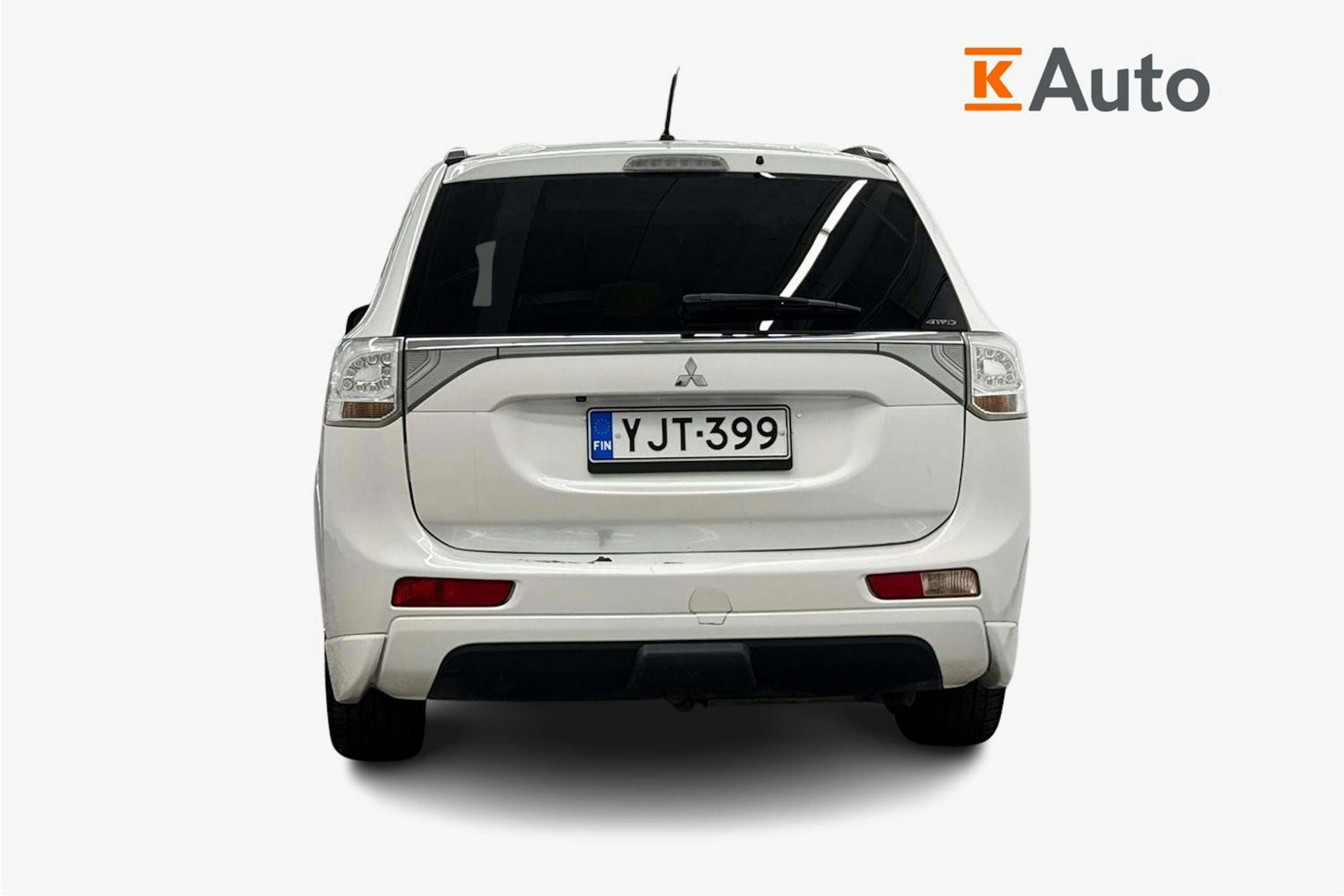 valkoinen Mitsubishi Outlander PHEV 2014 kuva 3.