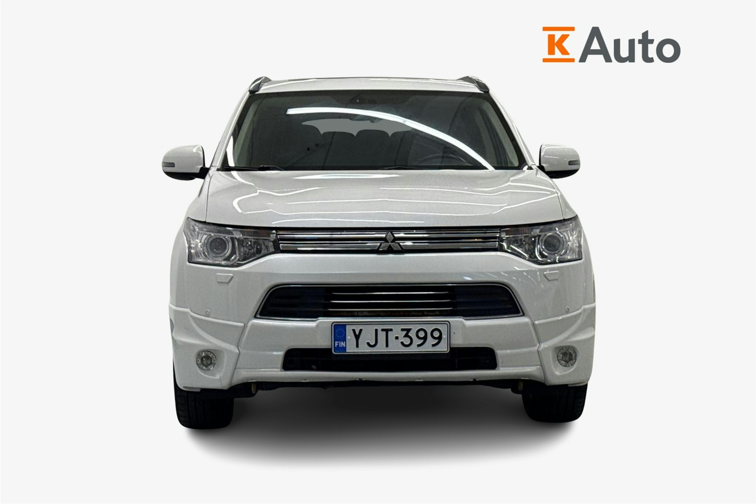 valkoinen Mitsubishi Outlander PHEV 2014 kuva 5.