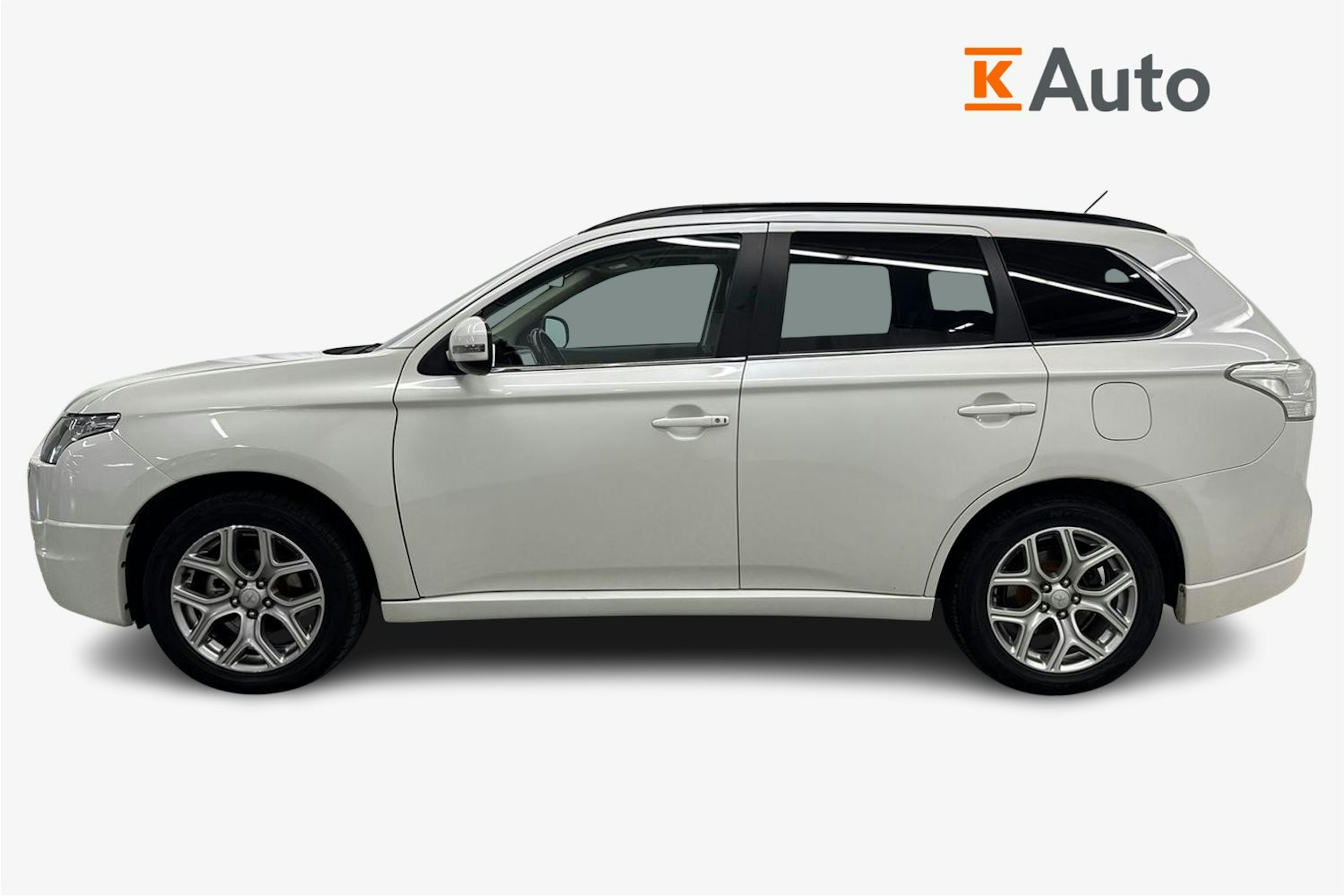 valkoinen Mitsubishi Outlander PHEV 2014 kuva 6.