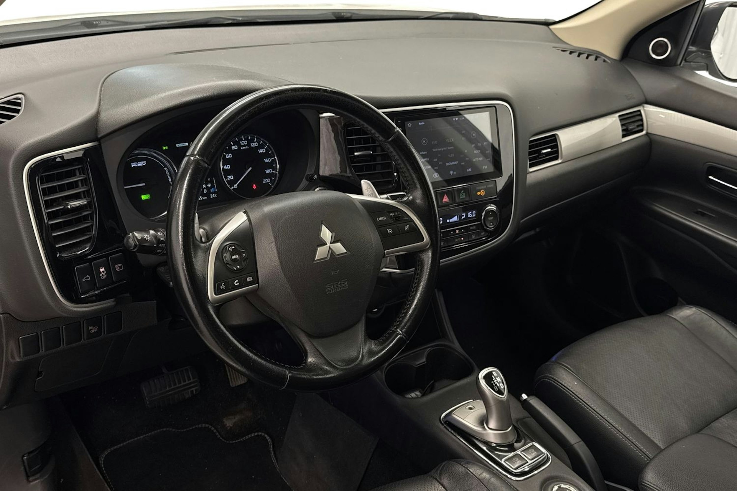 valkoinen Mitsubishi Outlander PHEV 2014 kuva 7.