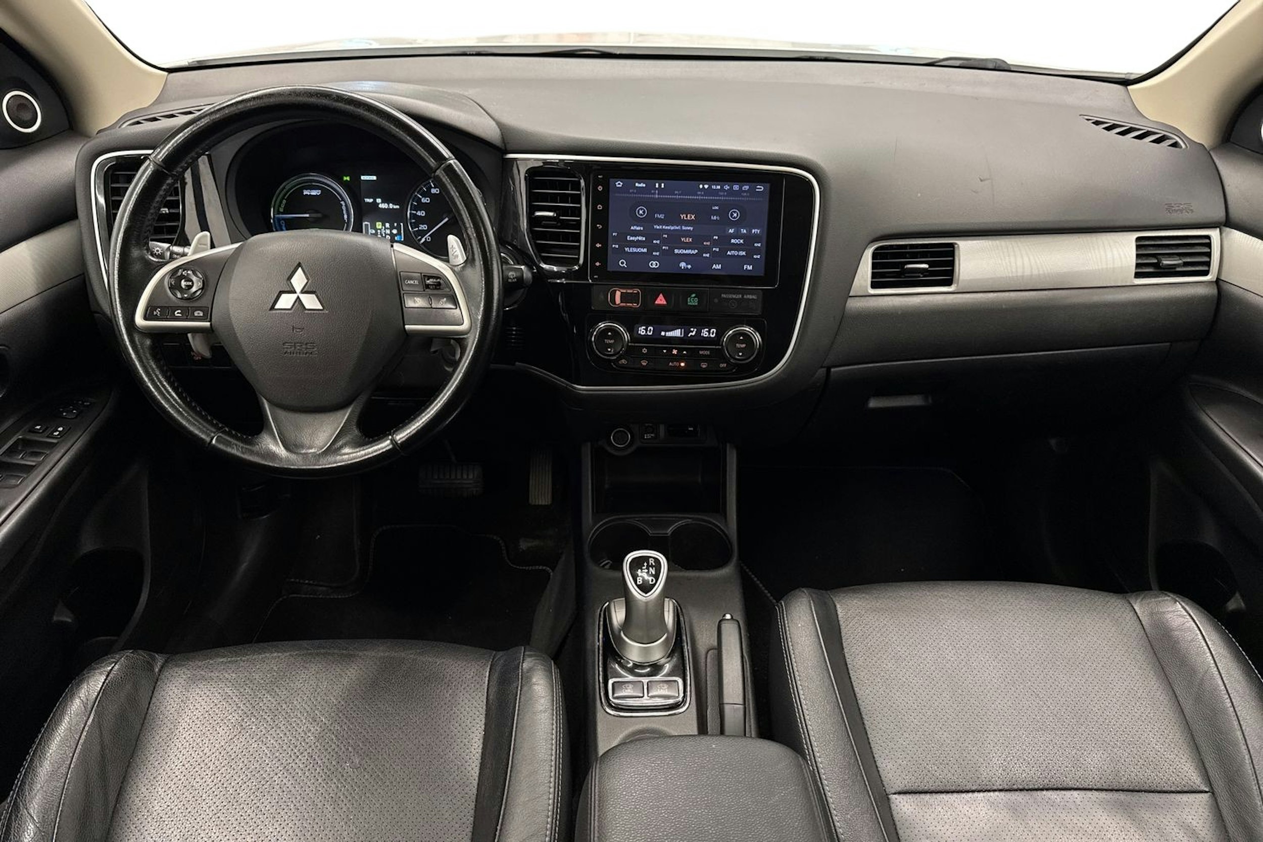 valkoinen Mitsubishi Outlander PHEV 2014 kuva 9.