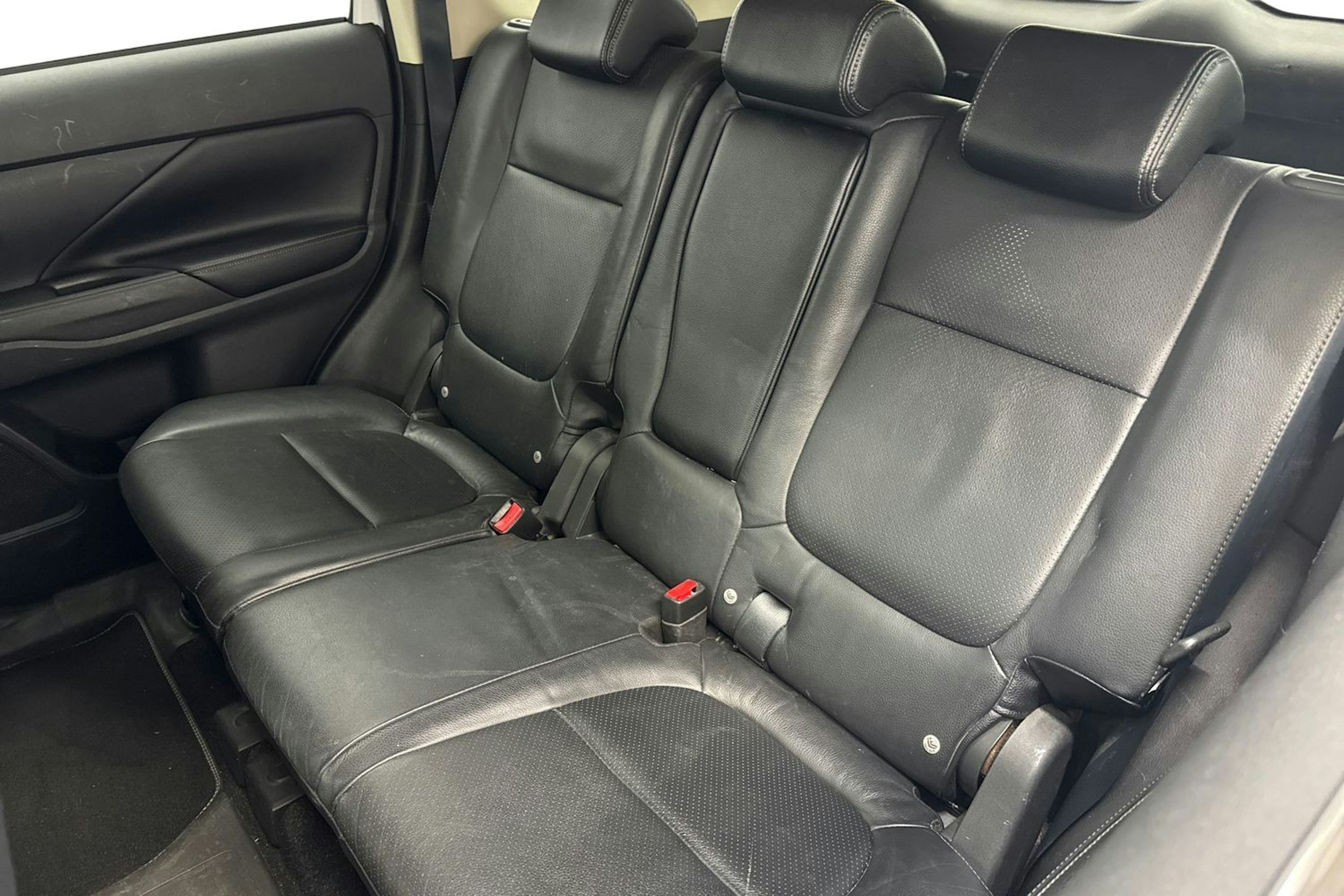 valkoinen Mitsubishi Outlander PHEV 2014 kuva 10.