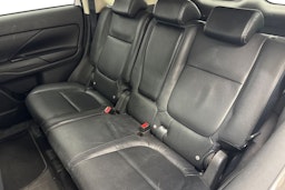 valkoinen Mitsubishi Outlander PHEV 2014 kuva 10.