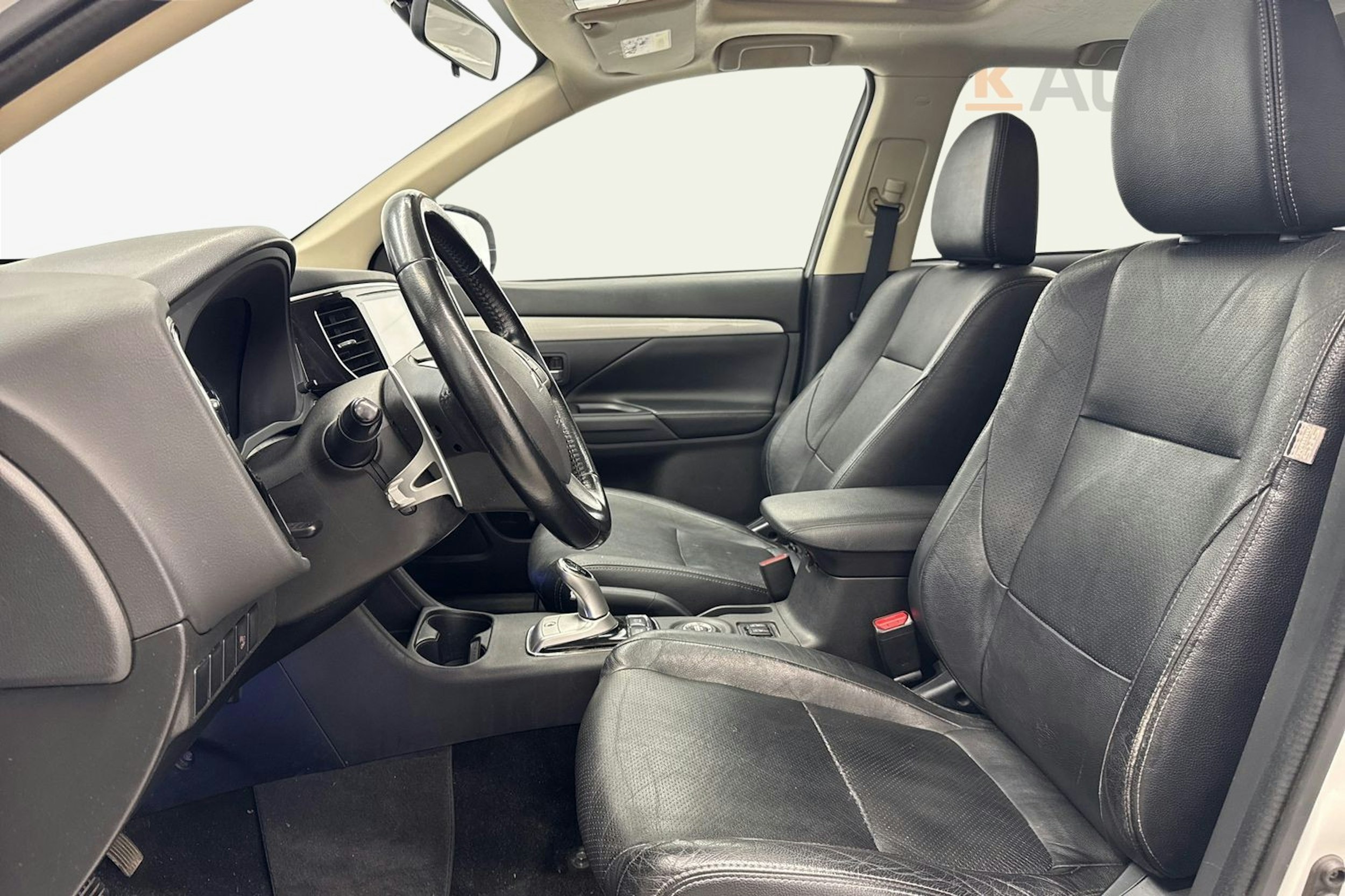 valkoinen Mitsubishi Outlander PHEV 2014 kuva 11.