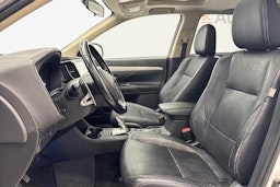 valkoinen Mitsubishi Outlander PHEV 2014 kuva 11.