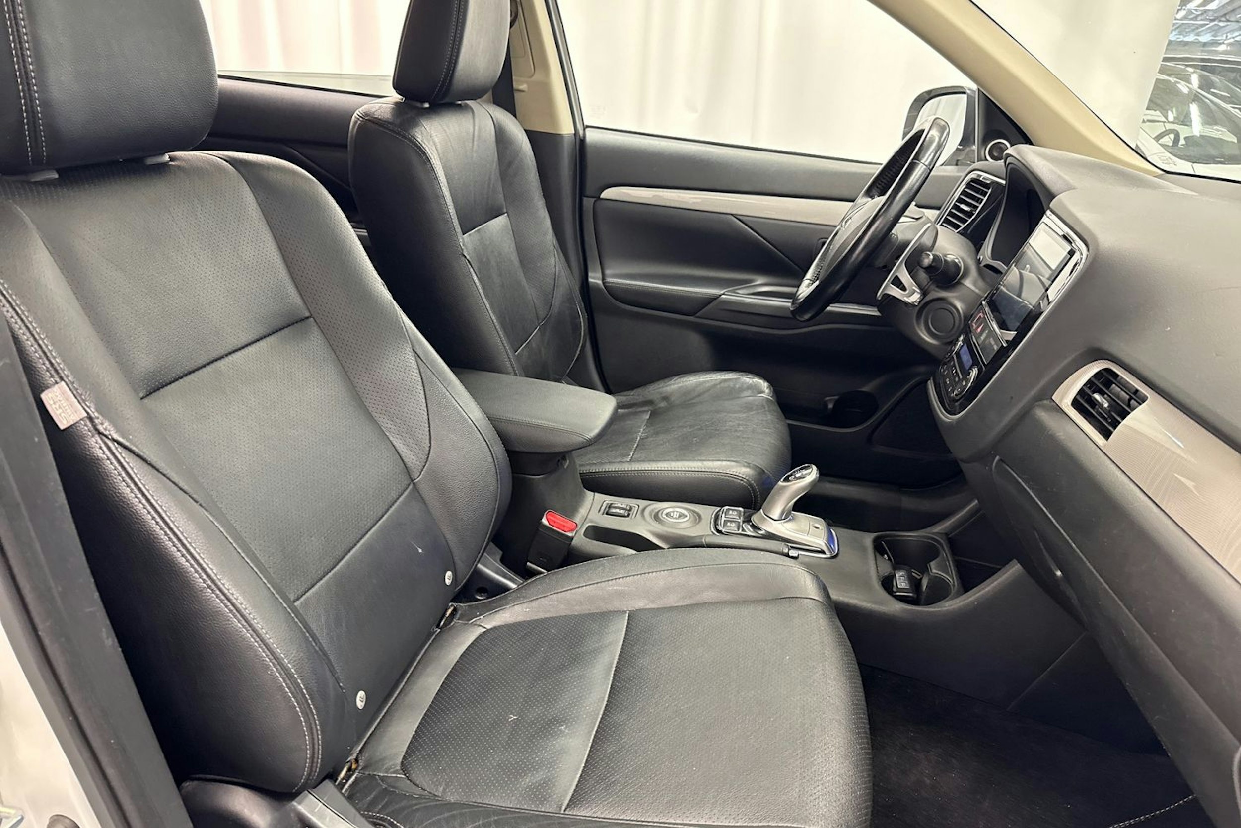 valkoinen Mitsubishi Outlander PHEV 2014 kuva 13.