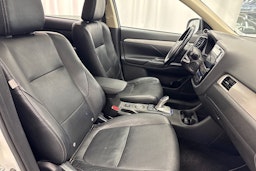 valkoinen Mitsubishi Outlander PHEV 2014 kuva 13.