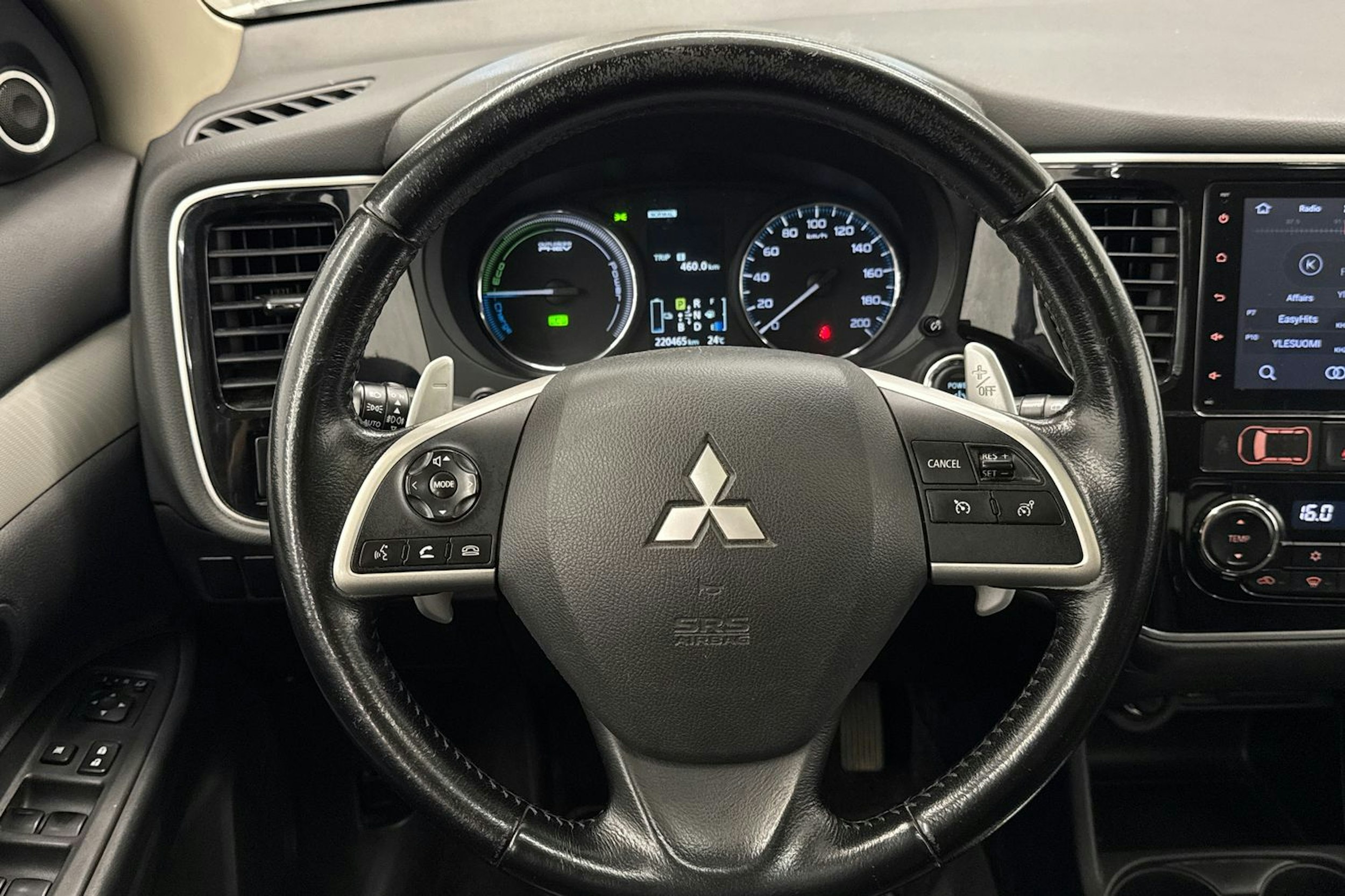 valkoinen Mitsubishi Outlander PHEV 2014 kuva 14.