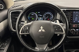 valkoinen Mitsubishi Outlander PHEV 2014 kuva 14.